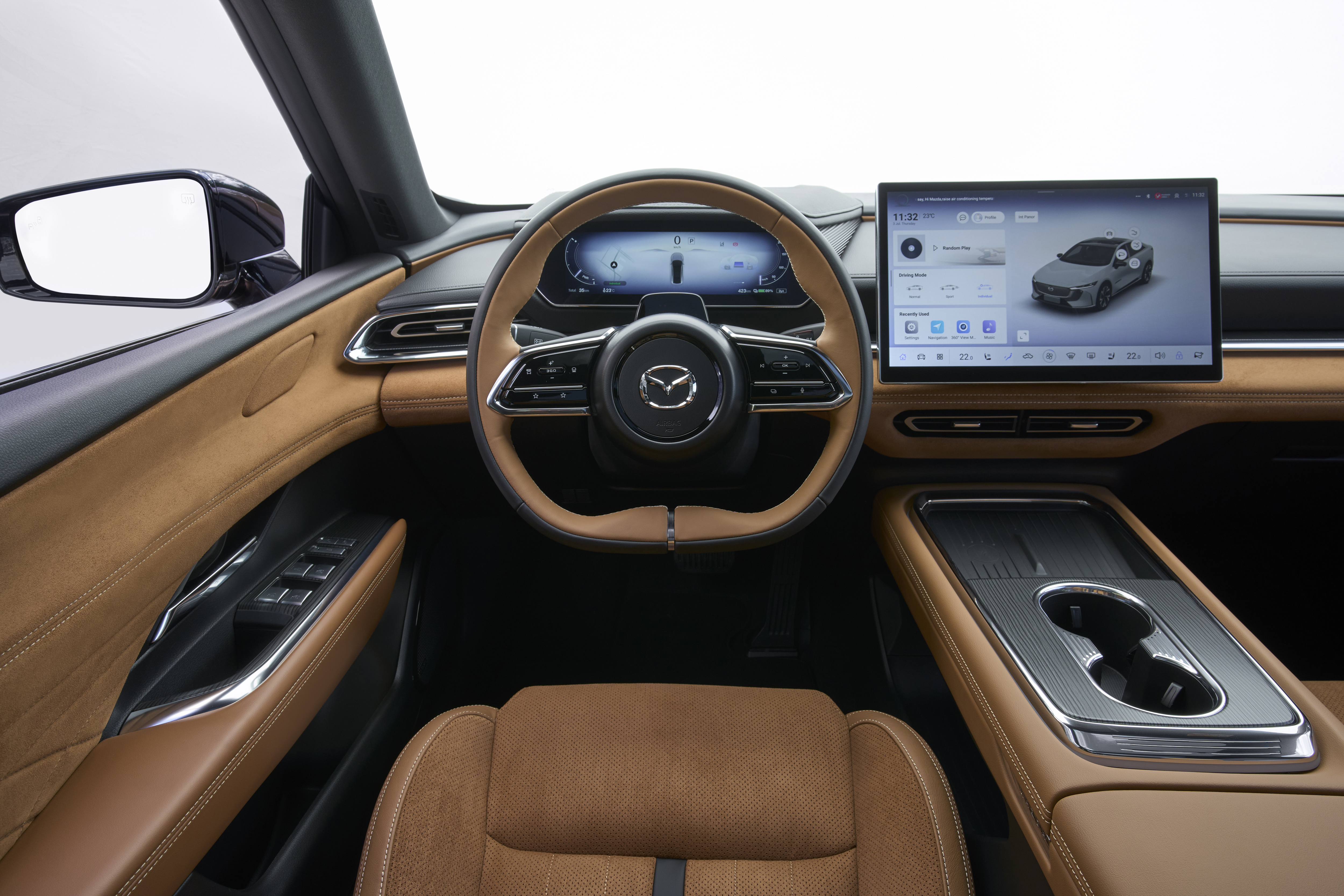 Gute Materialien und eine solide Verarbeitung. Doch die umst&auml;ndliche Bedienung lenkt vom Verkehrsgeschehen ab. Foto: © Mazda