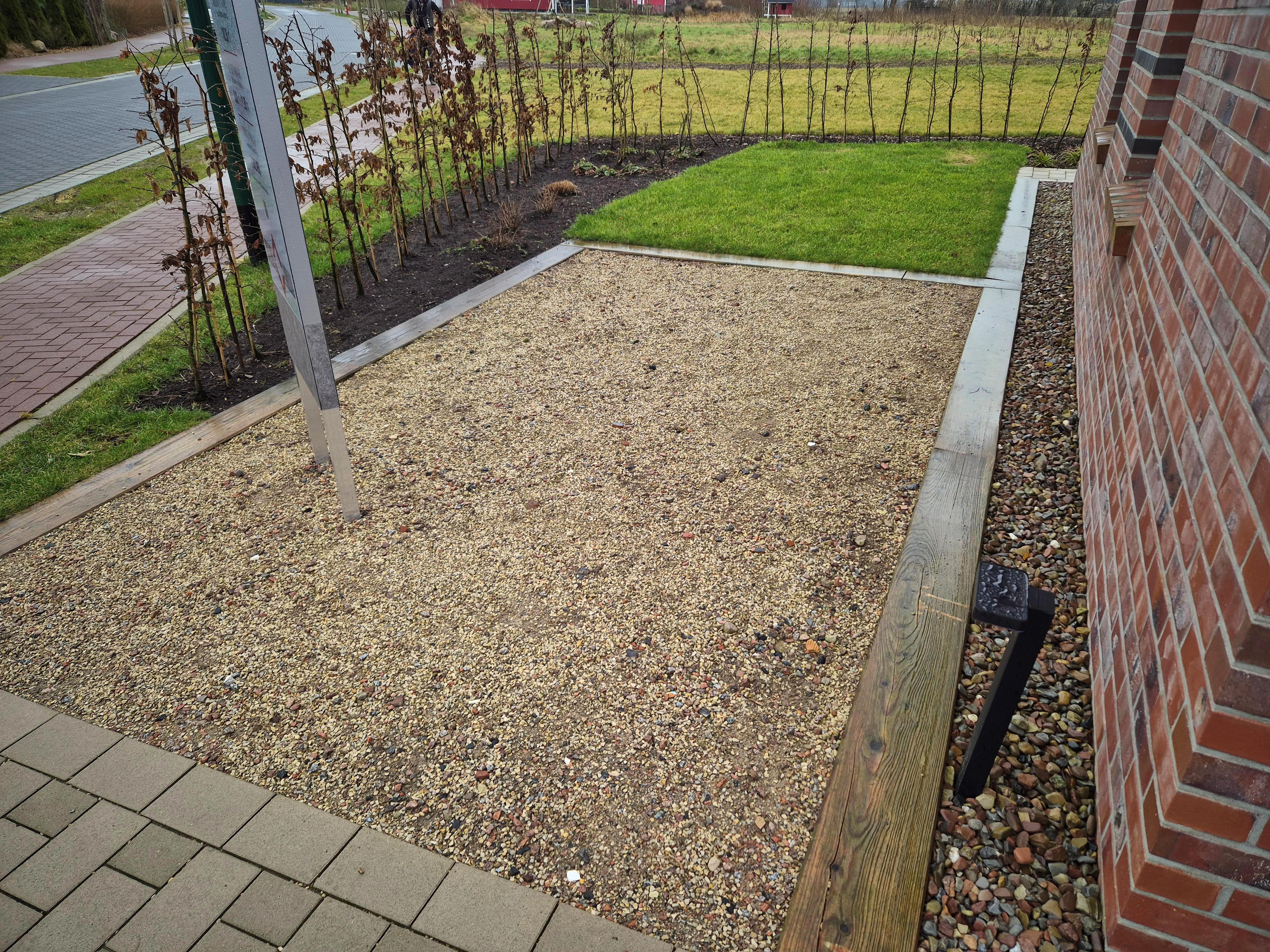 So k&ouml;nnte eine Terrasse aussehen: Die Oberfl&auml;che ist so wasserdurchl&auml;ssig, dass der Sitzplatz auch nach einem Regenguss nutzbar ist. Foto: © HanseGrand