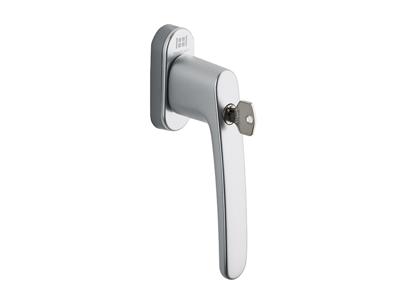 Mit ihrer edlen und schönen Form verleihen die abschließbaren Griffe dem Fenster einen modern-minimalistischen Charakter. Foto: © Oknoplast