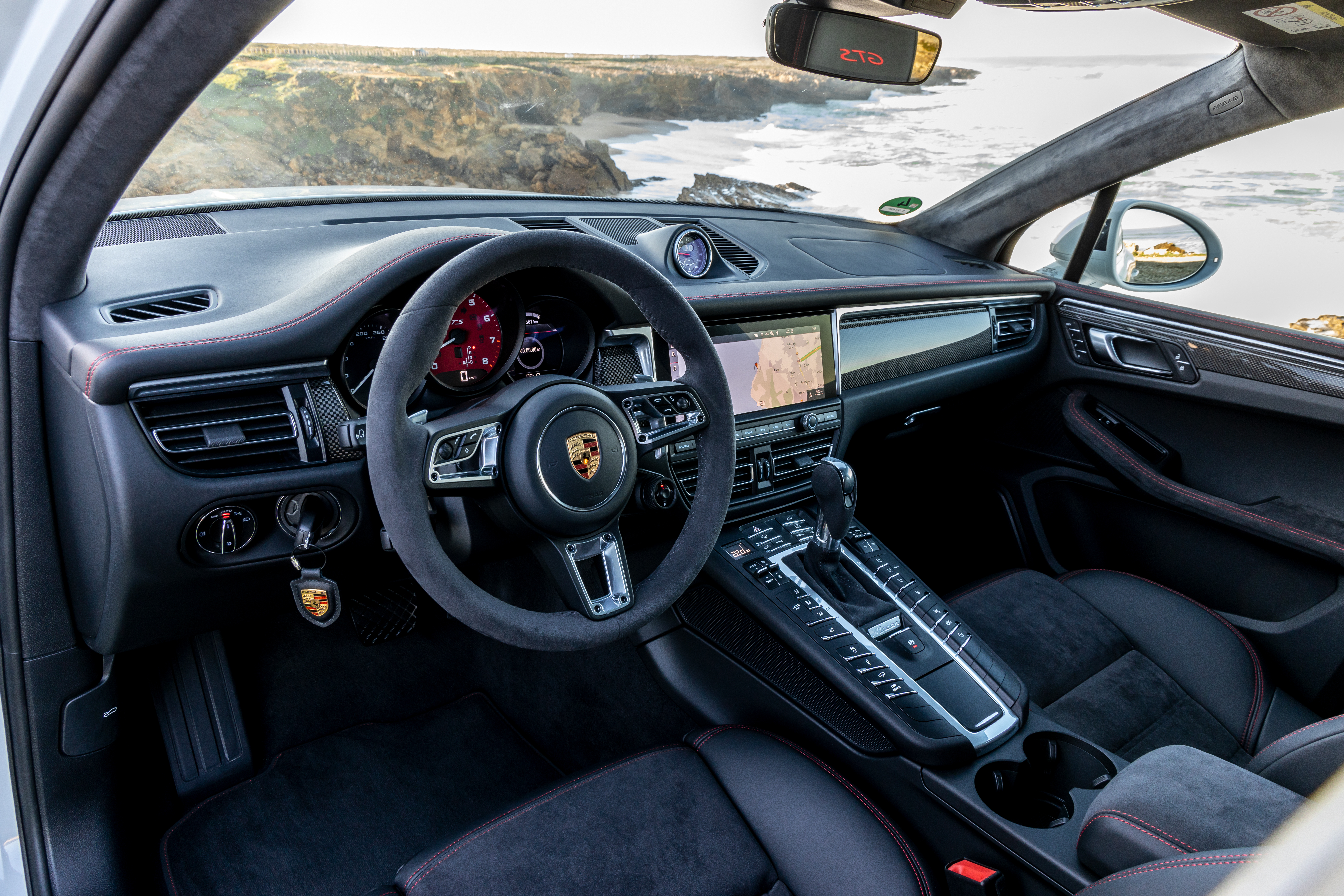 Sportsitze, ein Sportlenkrad sowie ein rot unterlegter Drehzahlmesser werten den Innenraum auf. Foto: © Porsche