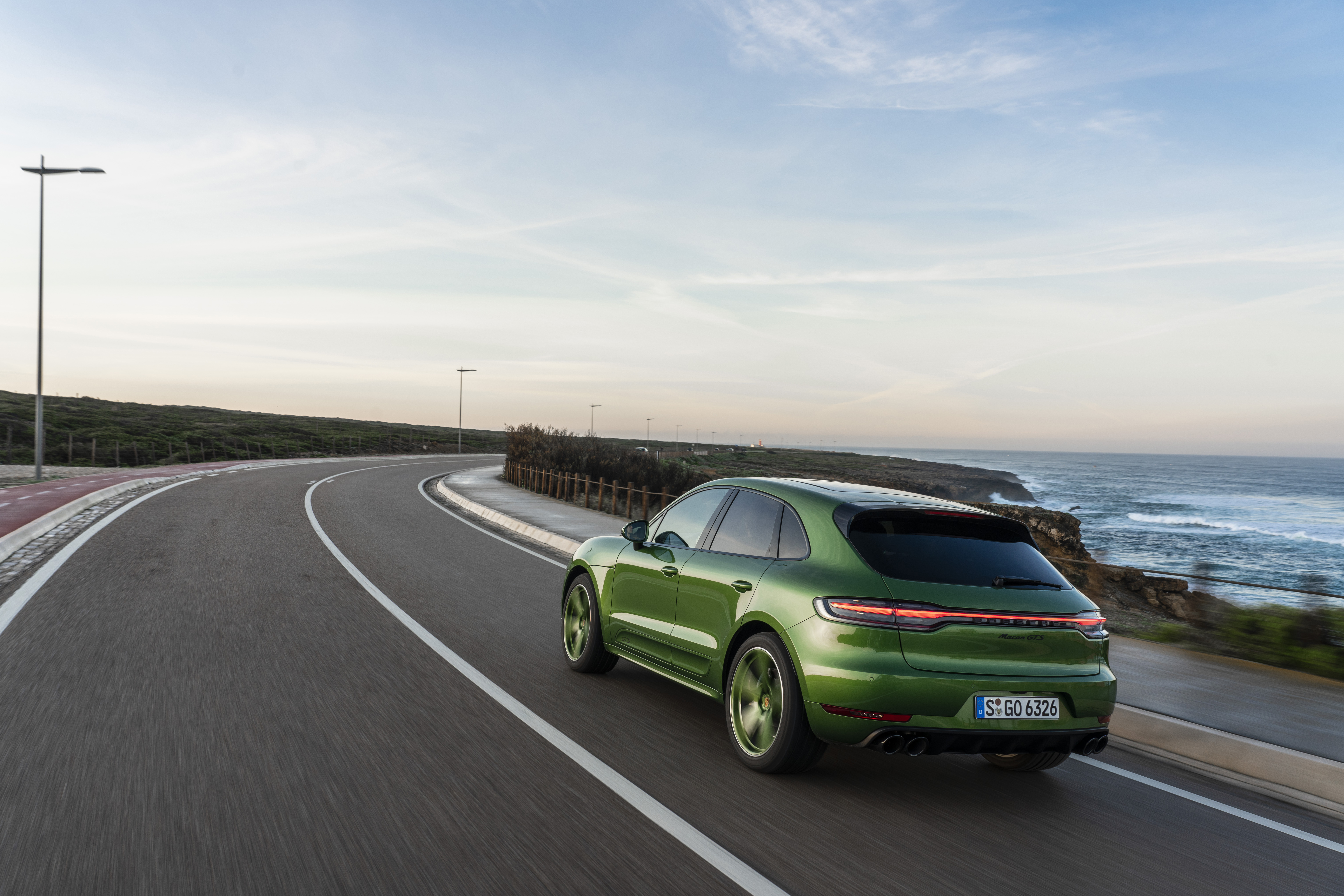 Kein anderes Mittelklasse-SUV der Zuffenhausener liegt tiefer auf der Straße als der Macan GTS. Foto: © Porsche