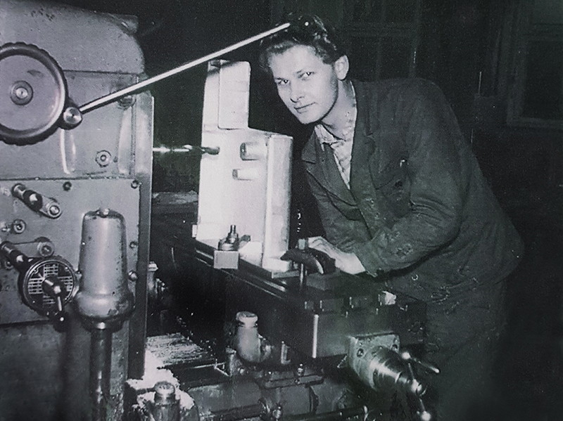 Vor 60 Jahren gründete Kurt Berner (1934-2019), hier zu sehen an einem Bohrwerk, sein Unternehmen Kurt Berner Apparatebau. Foto: © Berner Torantriebe