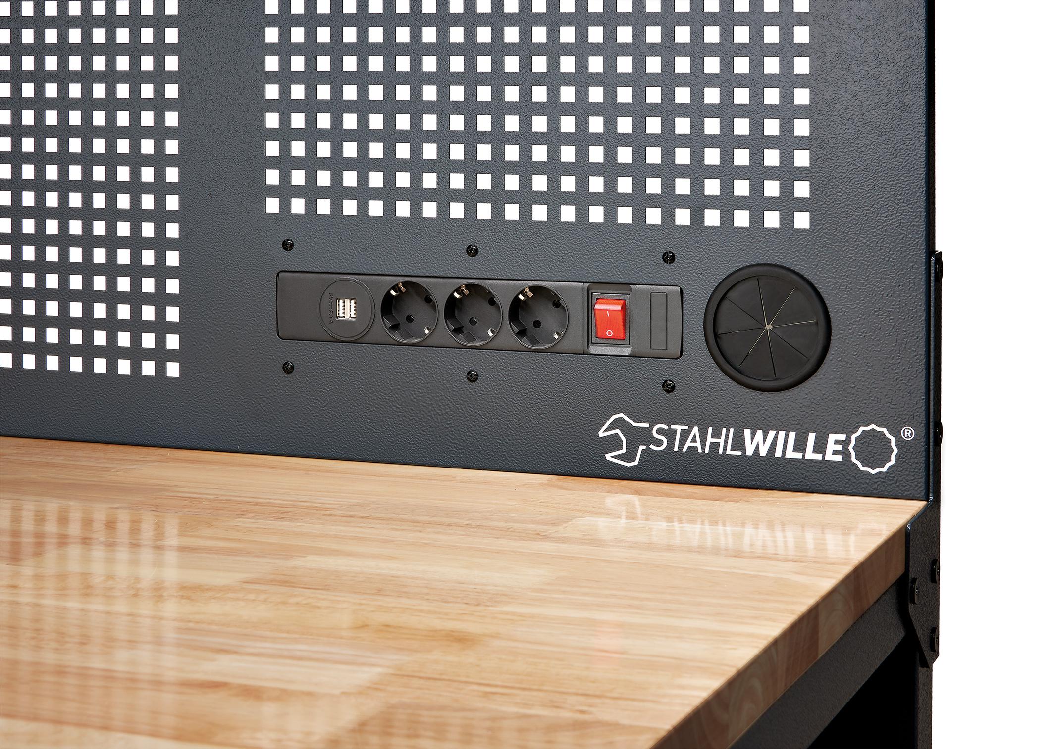 Elektronische Ger&auml;te wie Tablets und Smartphones lassen sich direkt an der Werkbank an zwei USB-Anschl&uuml;ssen betreiben und laden. Foto: © Stahlwille