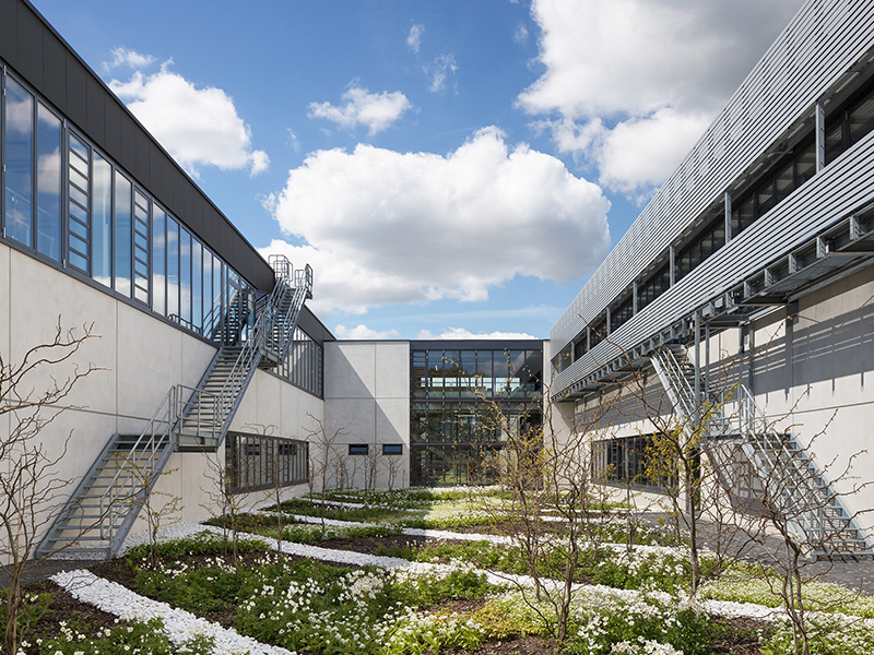 Bepflanzte Innenhöfe laden die Mitarbeiter zur Mittagspause im Grünen ein. Foto: © Solarlux GmbH