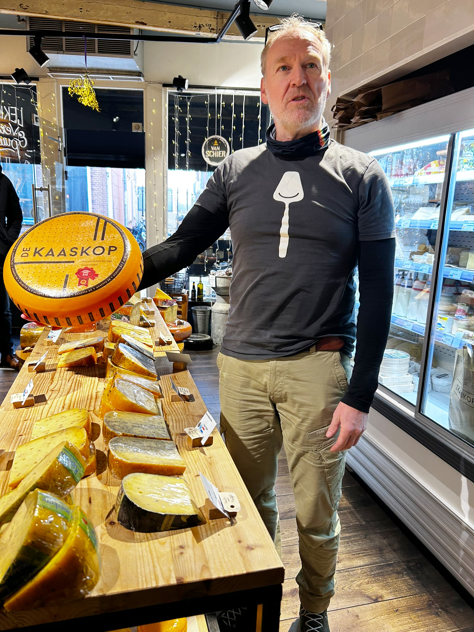 Cor Dijkstra gibt sein umfassendes Wissen &uuml;ber K&auml;sesorten und ihren Geschmack gerne an die Besucher weiter. Foto: © DHB