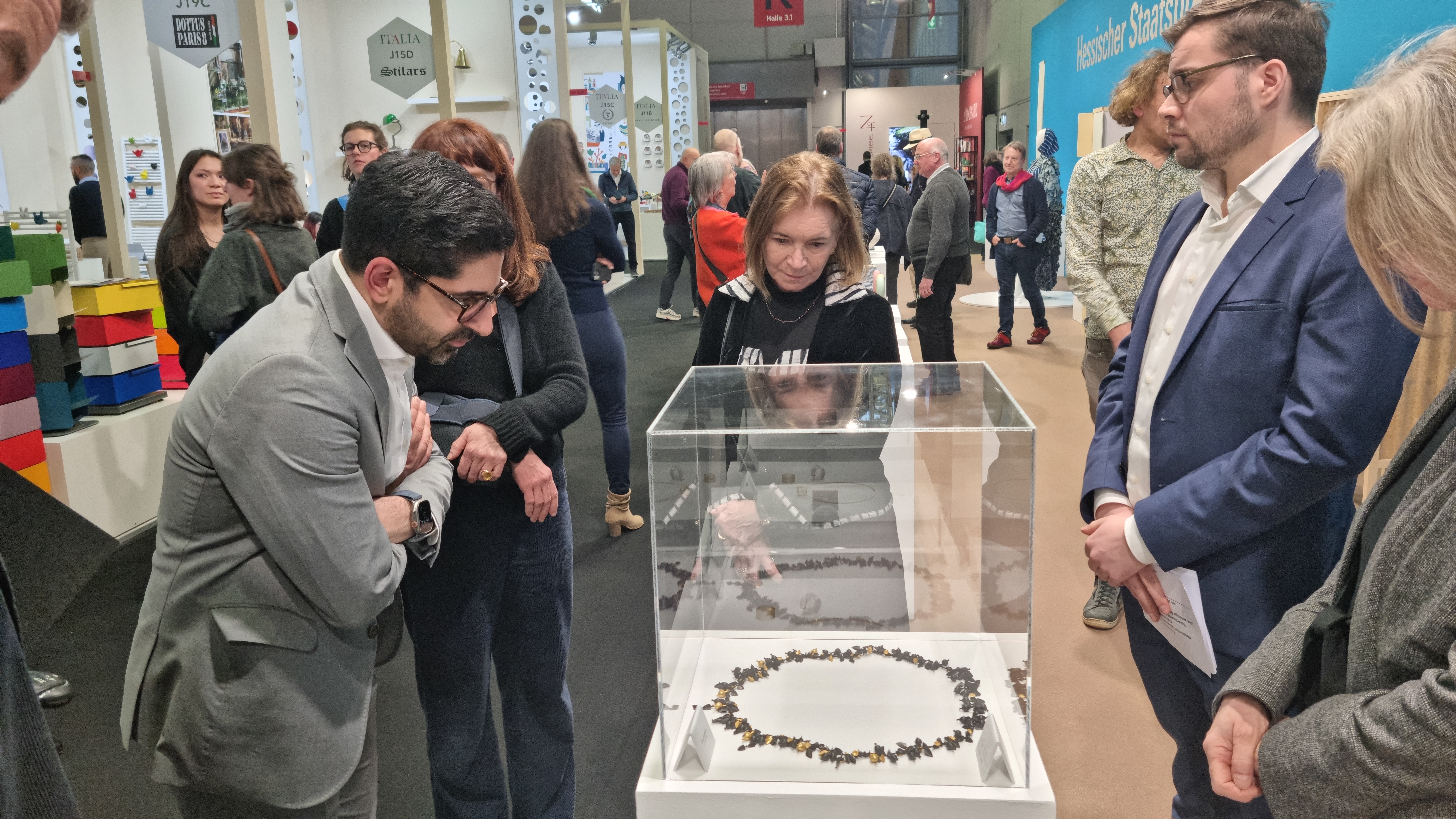 Wirtschaftsminister Kaweh Mansoori (links) beim gr&uuml;ndlichen Begutachten der einzigartigen St&uuml;cke. Im Bild: die 'Third-Millennium-Revival-Necklace' von Goldschmiedin Pura Ferreiro. Foto: © Bundesverband Kunsthandwerk