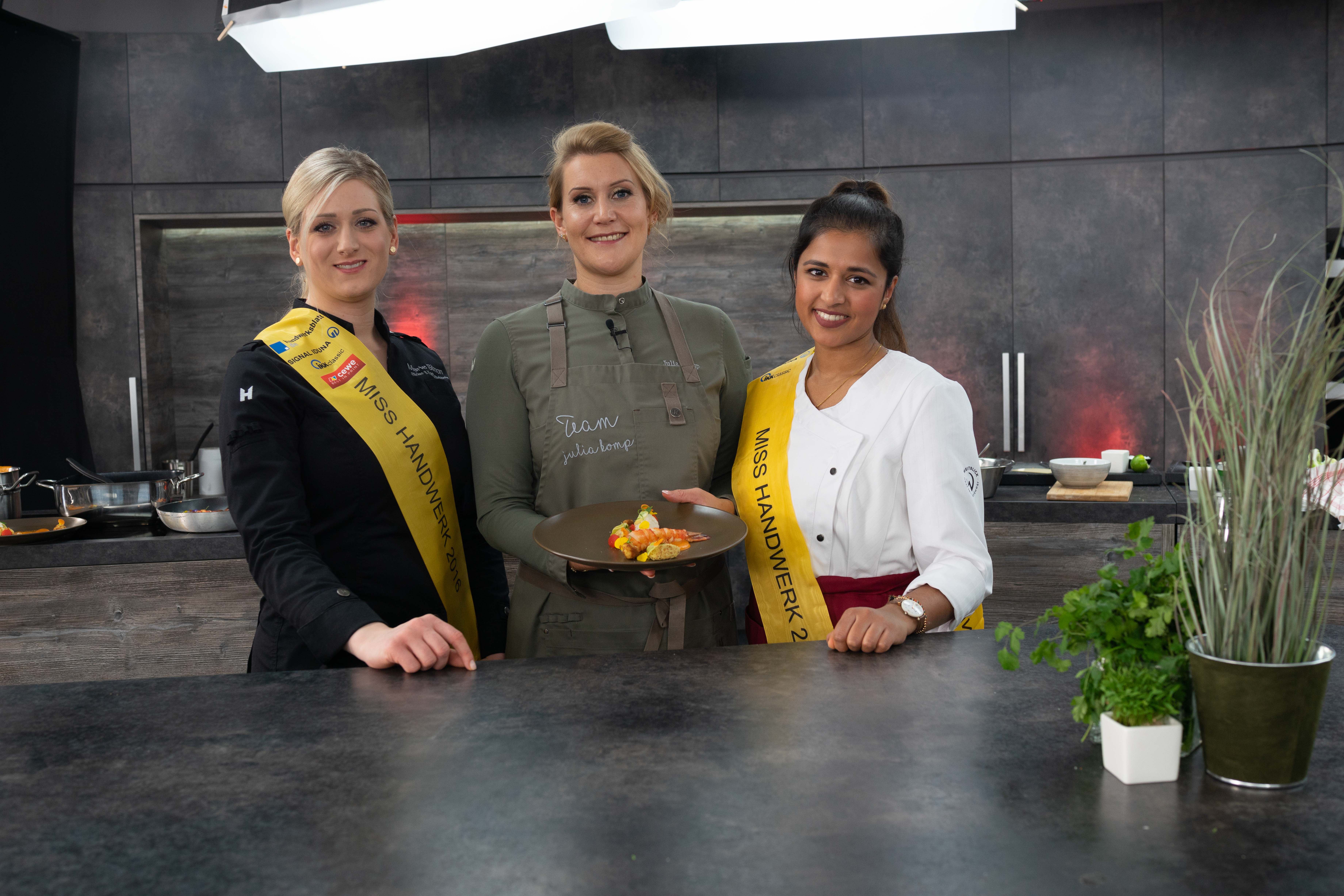 Frauenpower: Zu den Gästen von Julia Komp (Mitte) gehörten auch Marie Simon (l), Miss Handwerk 2016 sowie Priyanka Balamohan (r), Miss Handwerk 2019. Beide Handwerkerinnen sind Bäcker- und Konditormeisterinnen. Foto: © SB-Candy-Event