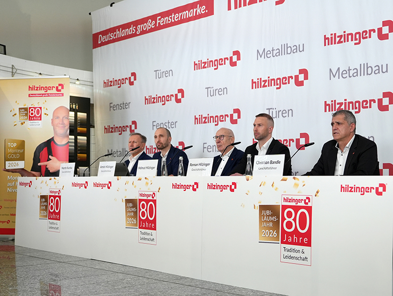 Im Rahmen einer Pressekonferenz informierten der langj&auml;hrige Firmen-Chef und das neue vierk&ouml;pfige Gesch&auml;ftsf&uuml;hrer-Team &uuml;ber den vollzogenen Generationenwechsel. (v.l.) Martin Kurzka, Armin Hilzinger, Helmut Hilzinger, Roman Hilzinger und Christian Bandle. Foto: © hilzinger