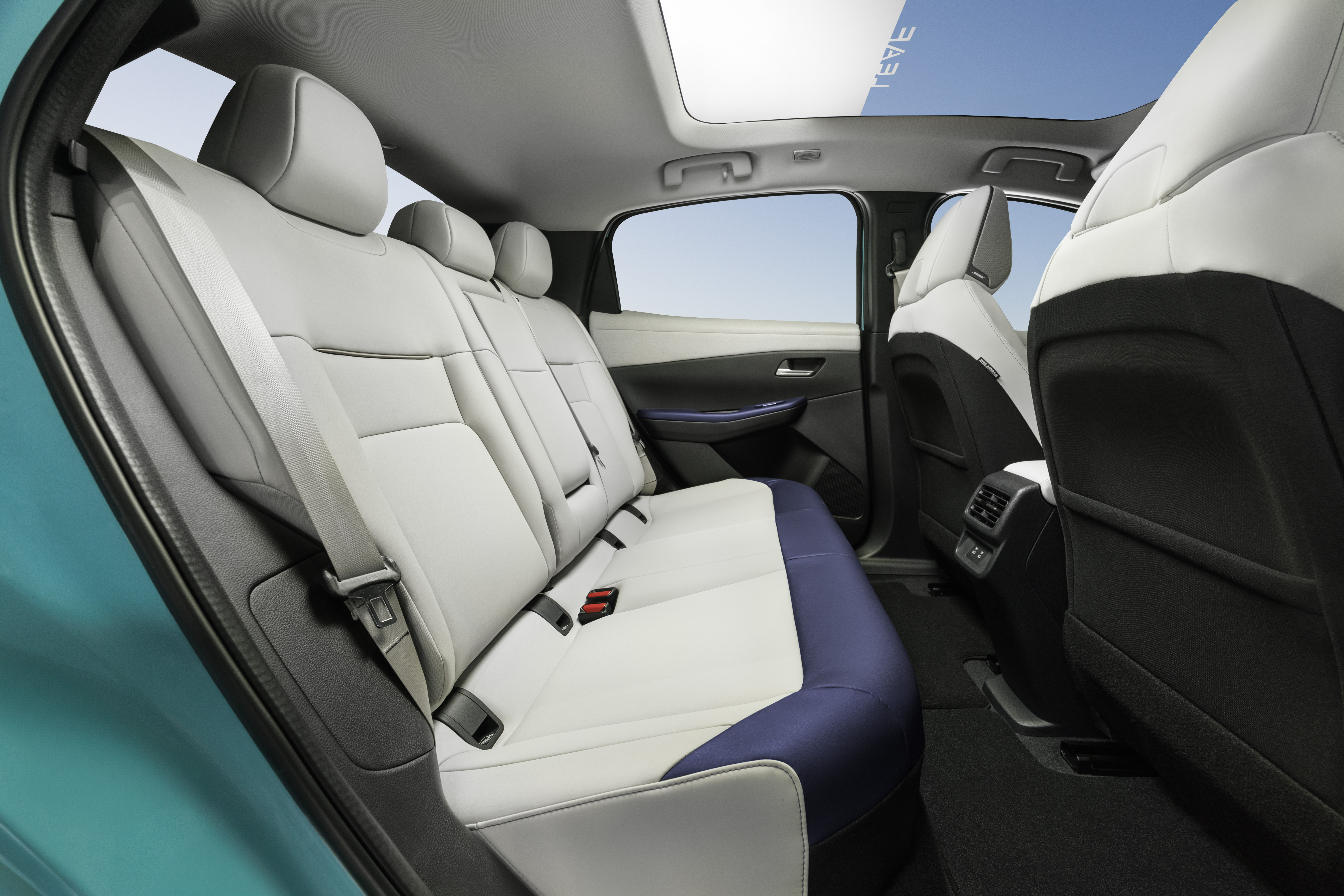 Das Panorama-Glasdach l&auml;sst sich auf Knopfdruck abdunkeln. Foto: © Nissan