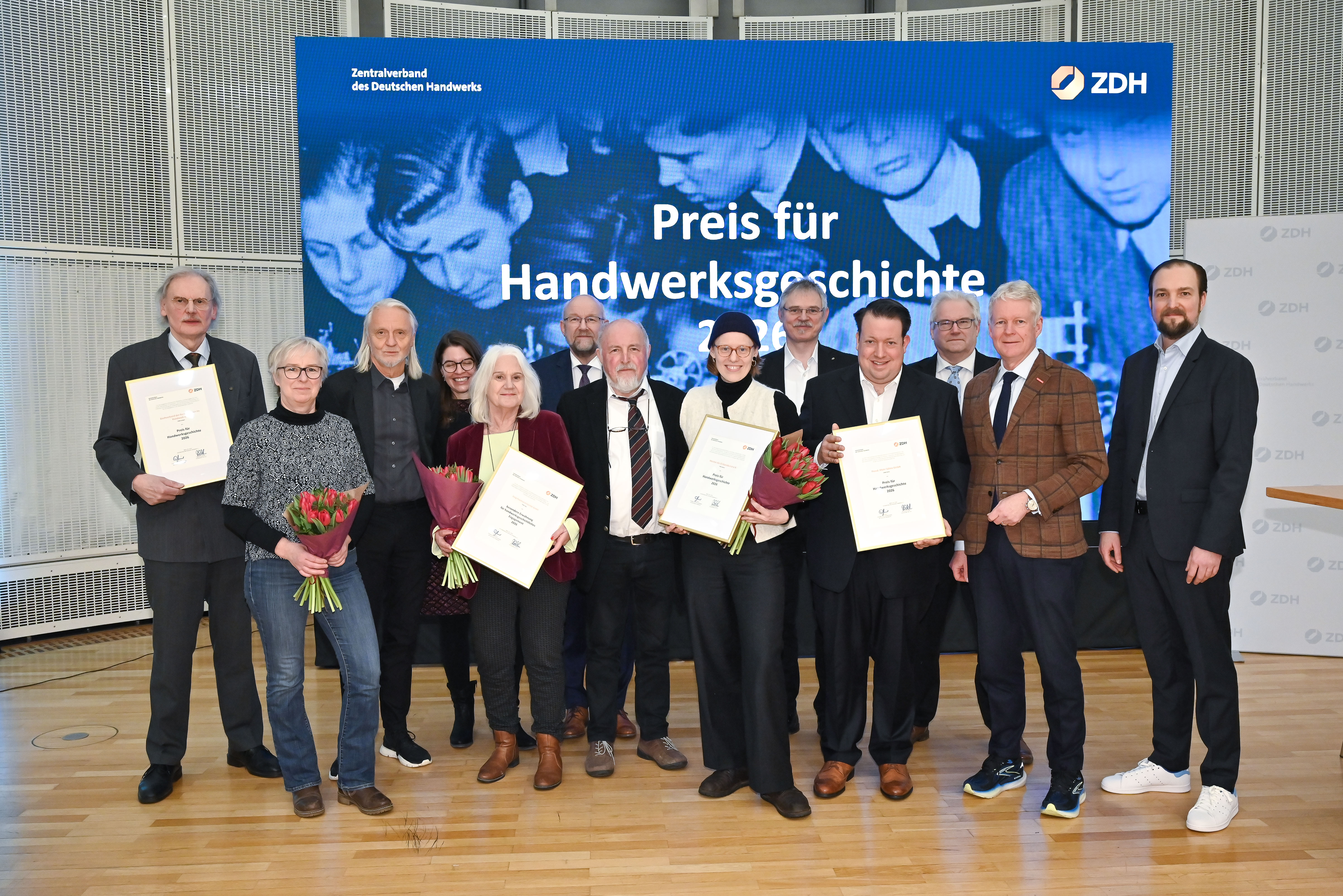 Die Preistr&auml;ger mit Jury, Moderator des Abends und ZDH-Generalsekret&auml;r Holger Schwannecke (2. v.r.). Foto: © ZDH/BILDSCHÖN/Boris Trenkel