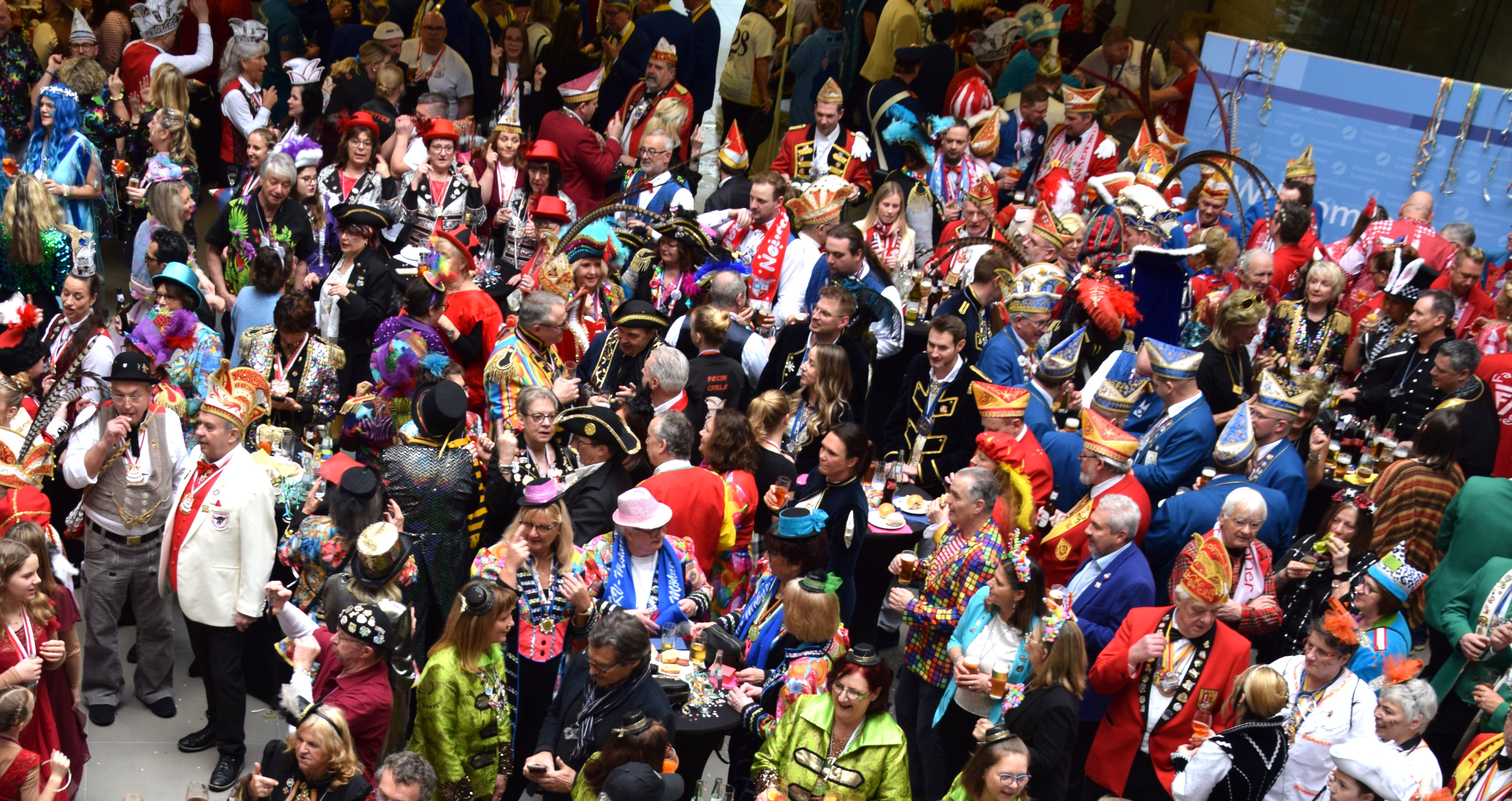 Aus dem gesamten Kammerbezirk waren sie angereist: 600 G&auml;ste, 51 Karnevalsvereine und 21 Tollit&auml;ten, davon sechs Kindertollit&auml;ten und ein Kinder-Dreigestirn, die mit ihrem Programm f&uuml;r n&auml;rrische Ausgelassenheit sorgten. Foto: © HwK Koblenz