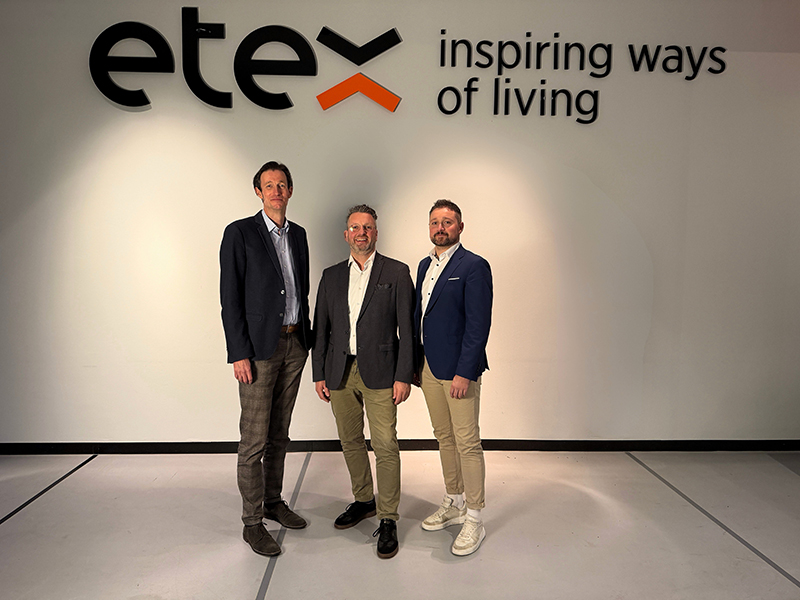 Neue Positionen und interne Ver&auml;nderungen zum Jahresstart bei der Etex Germany Exteriors GmbH. V.l.n.r.: Florian Petersen &uuml;bernimmt das Business Development DACH &ndash; Key Accounts, Markus Stieger ist Commercial Director DACH und Matthias S&uuml;ss Verkaufsleiter Equitone DACH. Foto: © Etex Germany Exteriors