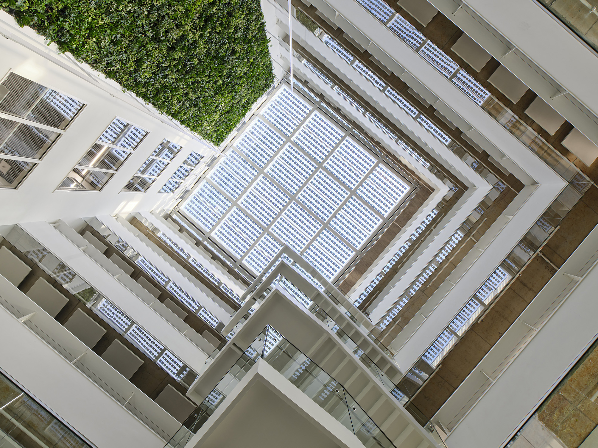 Der Neubau des B&uuml;rogeb&auml;udes der Firma Ener&shy;parc in Hamburg zeigt die vielf&auml;ltigen Einsatzm&ouml;glichkeiten von Bauwerkintegrierter Photovoltaik. Hier kommen architektonische Gl&auml;ser mit integrierten Photovoltaikzellen (Sunplus BIPV, Pilkington) zum Einsatz. Foto: © Konstantin Meyer