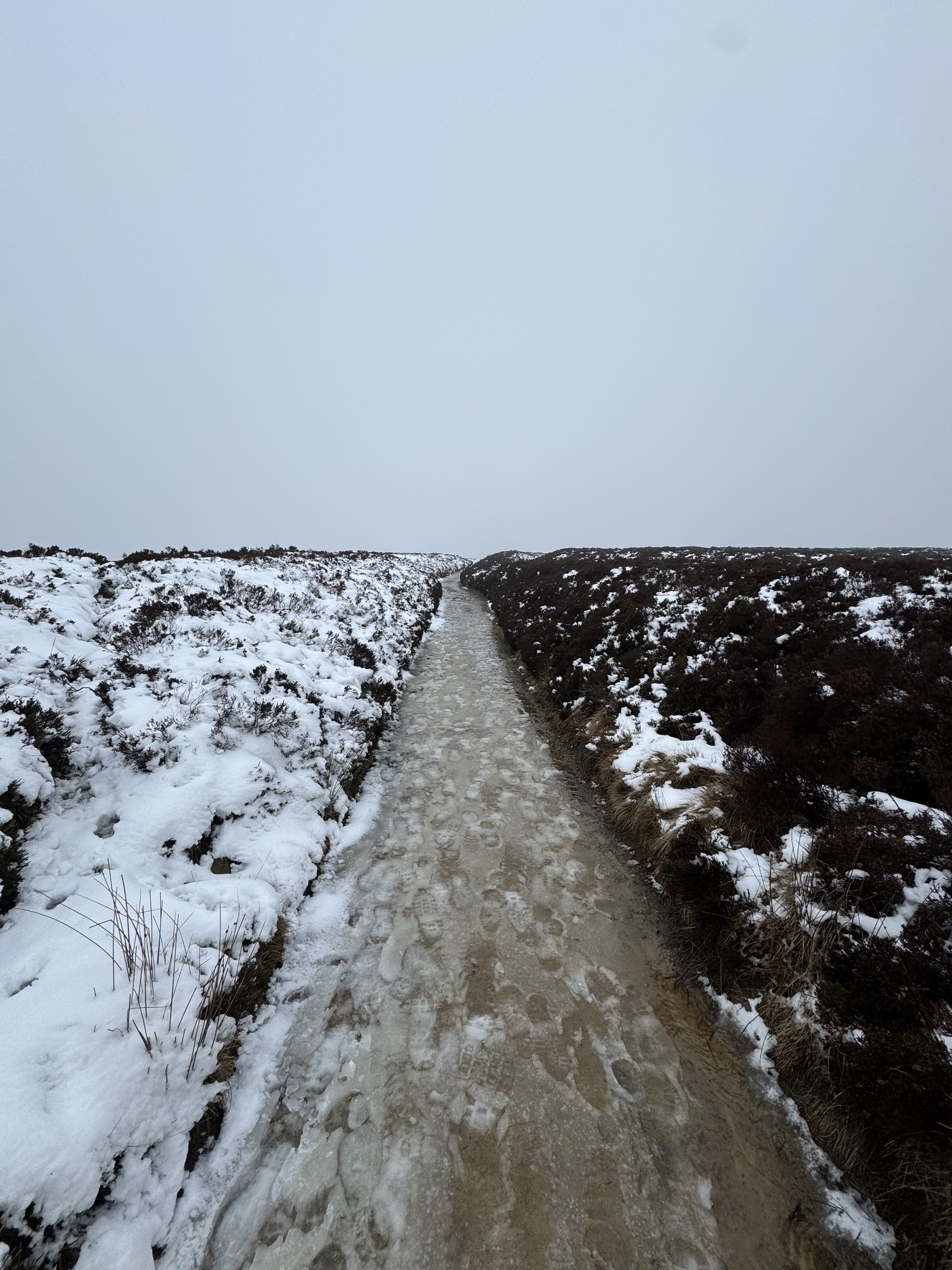 Schlammig geht&rsquo;s durch Tauwasser zur Old Gang Lead Smelting Mill. Foto: © rg