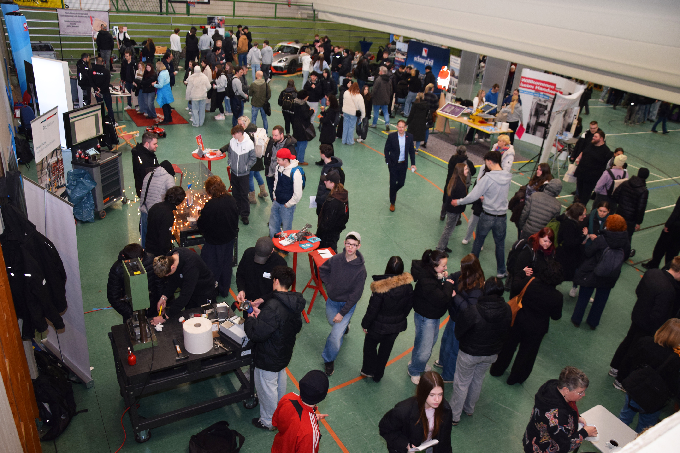 Das Motto Berufsorientierung zum Anfassen war Programm beim Berufe-Festival in Treis-Karden und die 400 jungen G&auml;ste probierten viele Handwerksberufe ganz praktisch aus. Foto: © HwK Koblenz