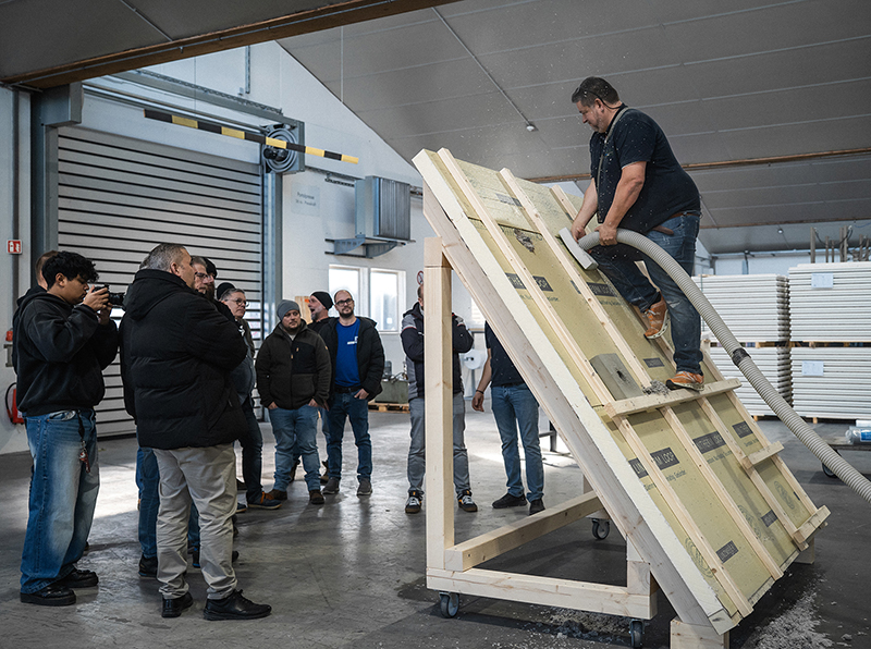 An einem eigens angefertigten Dachmodell wurde die Einblasd&auml;mmung von Isocell vorgestellt. Foto: © Linzmeier