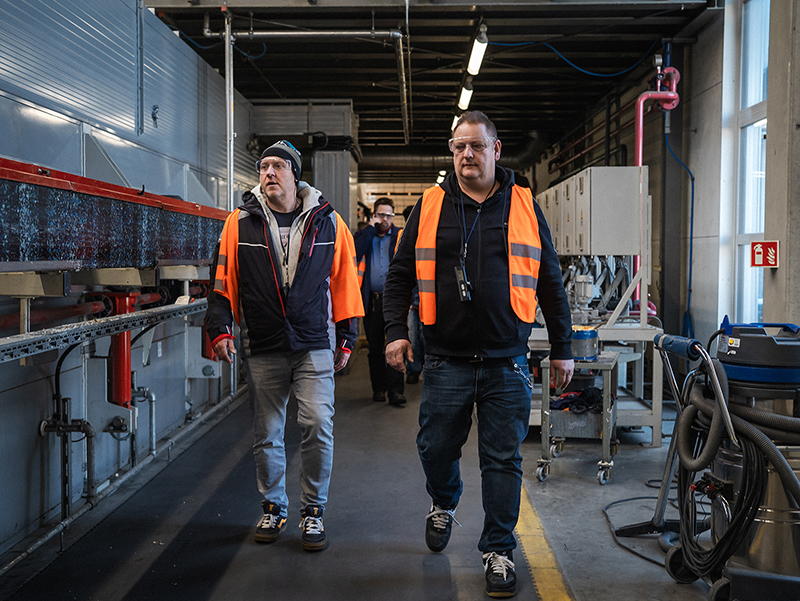Beim Rundgang durch die PU-Produktion sehen die Verarbeiterinnen und Verarbeiter wo, wie und von wem die D&auml;mmplatten hergestellt werden. Foto: © Linzmeier