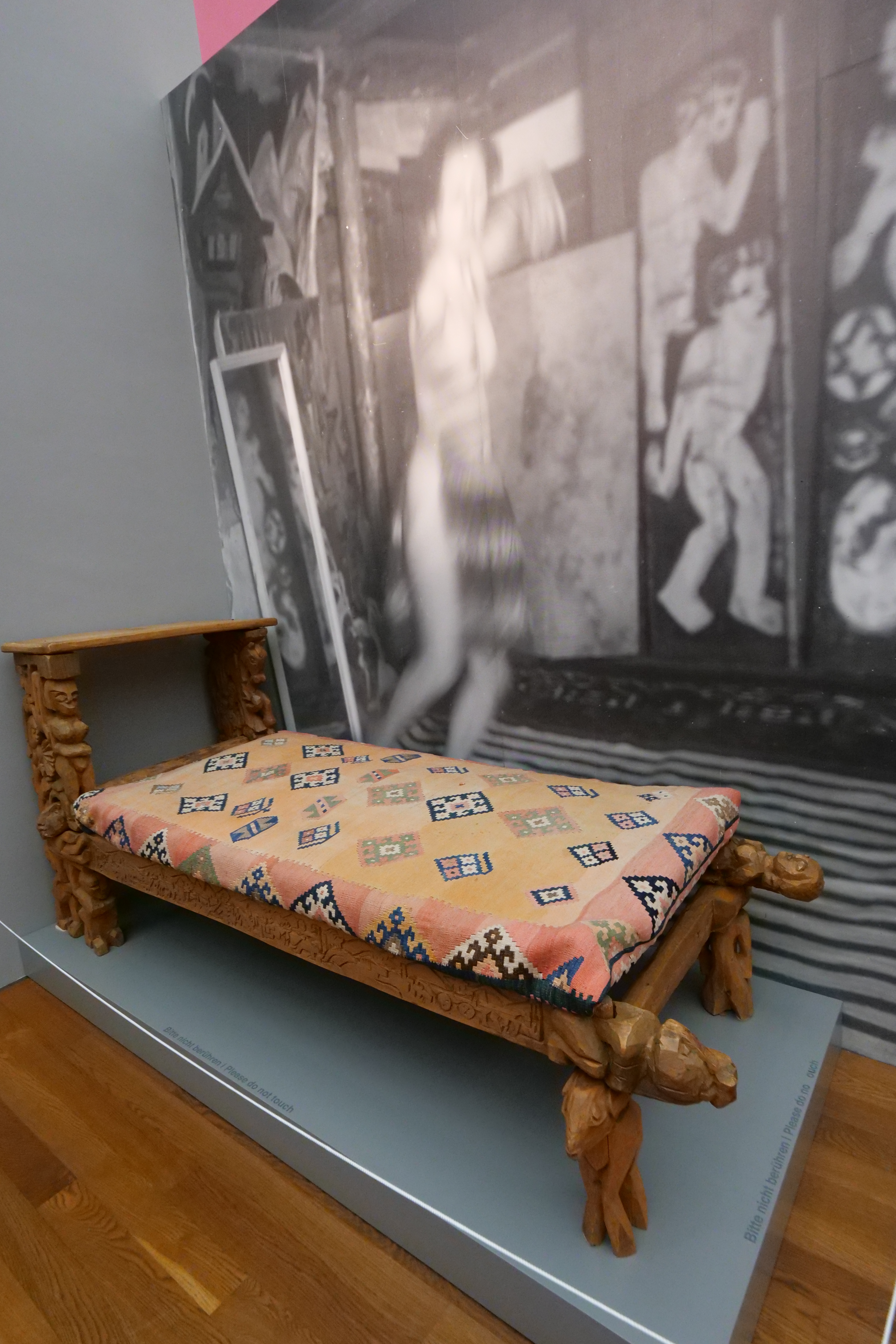 Kirchners geschnitztes Bett als Geschenk an Erna Schilling. Foto: © Günter Schenk