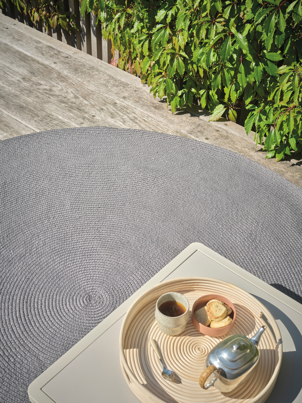 Der haptisch angenehme Polyesterteppich wurde speziell f&uuml;r den Au&szlig;enbereich  entwickelt. Foto: © Sofacompany