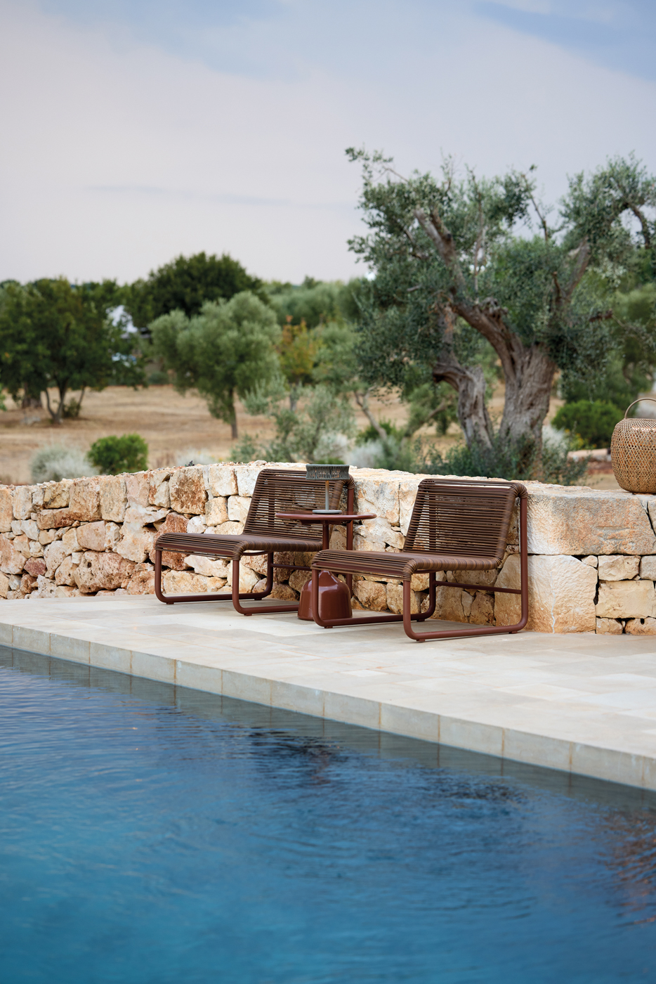 Bei der verspielten und modernen Serie treffen F&auml;den-Flechtstrukturen auf Aluminium, was eine elegante Balance zwischen Leichtigkeit und Stabilit&auml;t schafft. Foto: © Cane-line