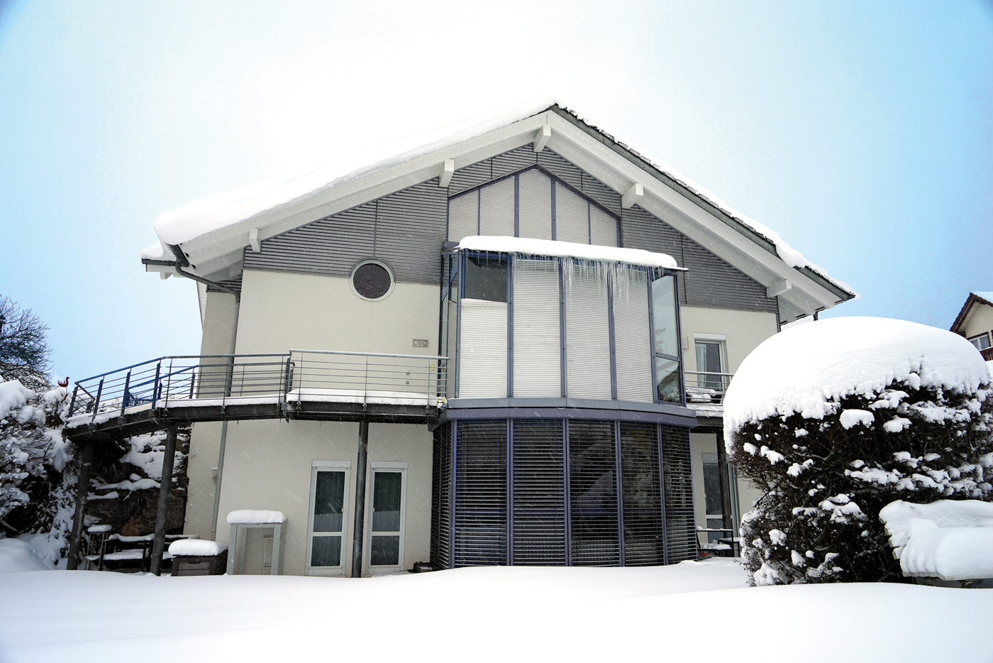 Rolll&auml;den sind mehr als sommerlicher Hitzeschutz. Sie helfen im Winter ma&szlig;geblich beim Energiesparen, indem sie das Entweichen von W&auml;rme durch die Glasfl&auml;chen verhindern und Innenw&auml;rme speichern. Foto: © Schanz