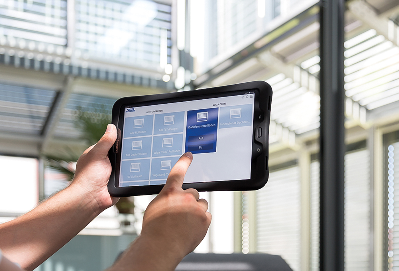 Mit intelligenter Steuerungstechnik lassen sich die Vorteile von Aluminiumrolll&auml;den noch verst&auml;rken. Foto: © Schanz
