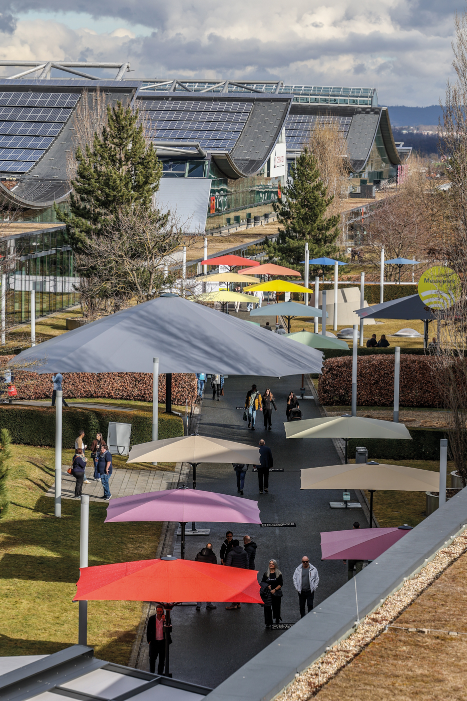 Ein Highlight war erneut die 150 Meter lange, bunte Schirmallee. Foto: © Messe Stuttgart
