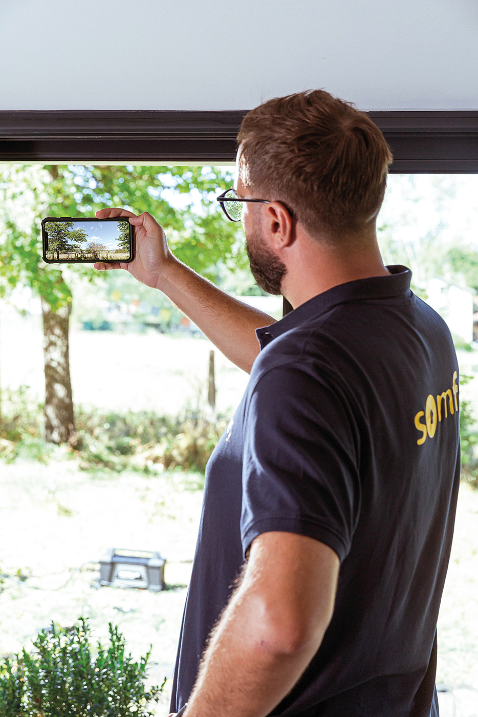 Die Solar-App pr&uuml;ft im Handumdrehen, ob sich ein Standort f&uuml;r den Solarantrieb eignet. Foto: © Somfy