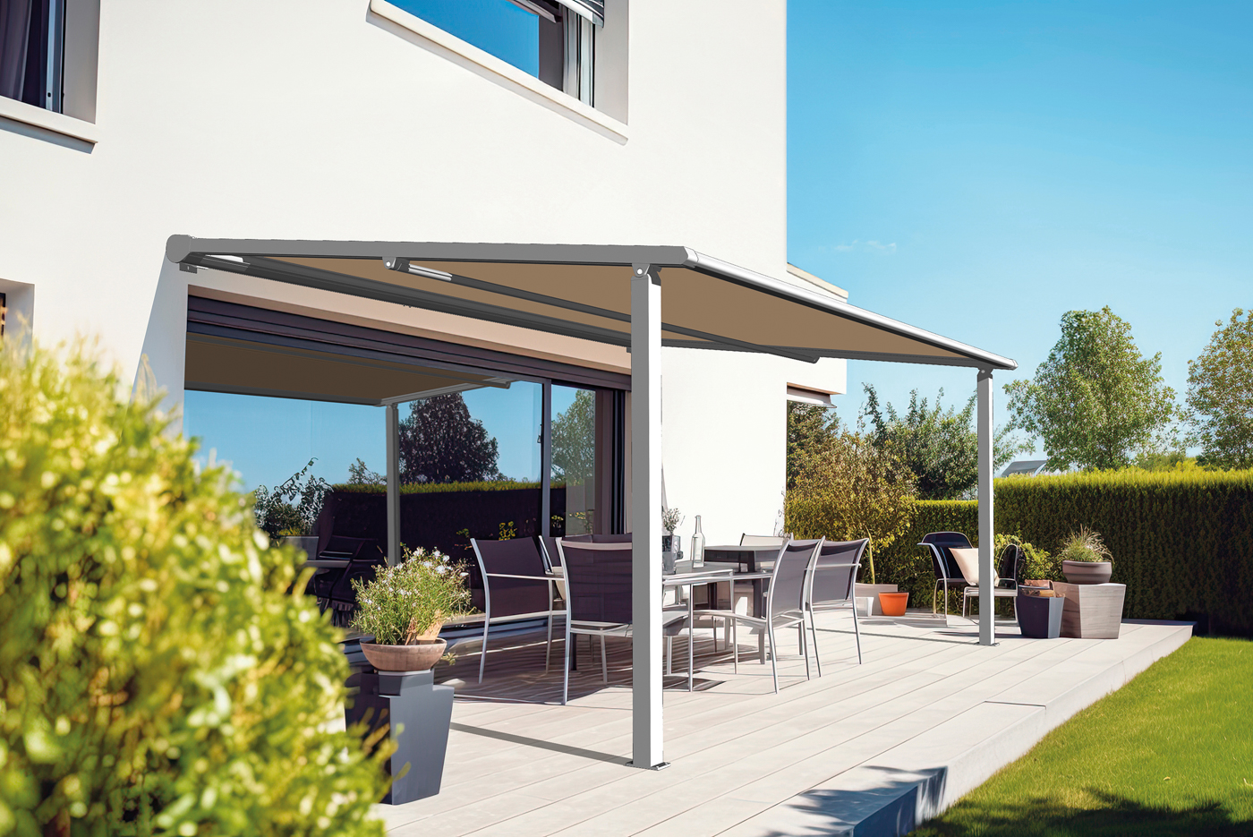 Unter anderem wird eine Pergola mit aufrollbarem Tuch und einem optimierten Befestigungssystem, das f&uuml;r eine verbesserte Windbest&auml;ndigkeit sorgt, pr&auml;sentiert. Foto: © Verlagsanstalt Handwerk GmbH