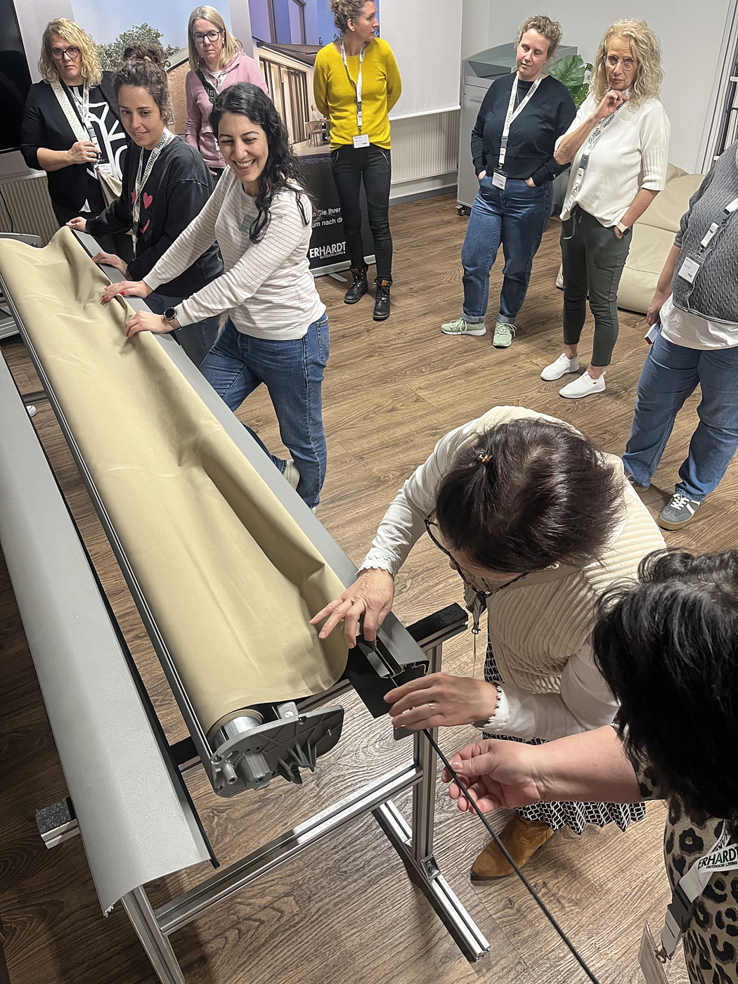 Unter anderem f&uuml;hrten die Teilnehmerinnen einen Tuchwechsel an einer Gelenkarmmarkise durch. Foto: © Erhardt