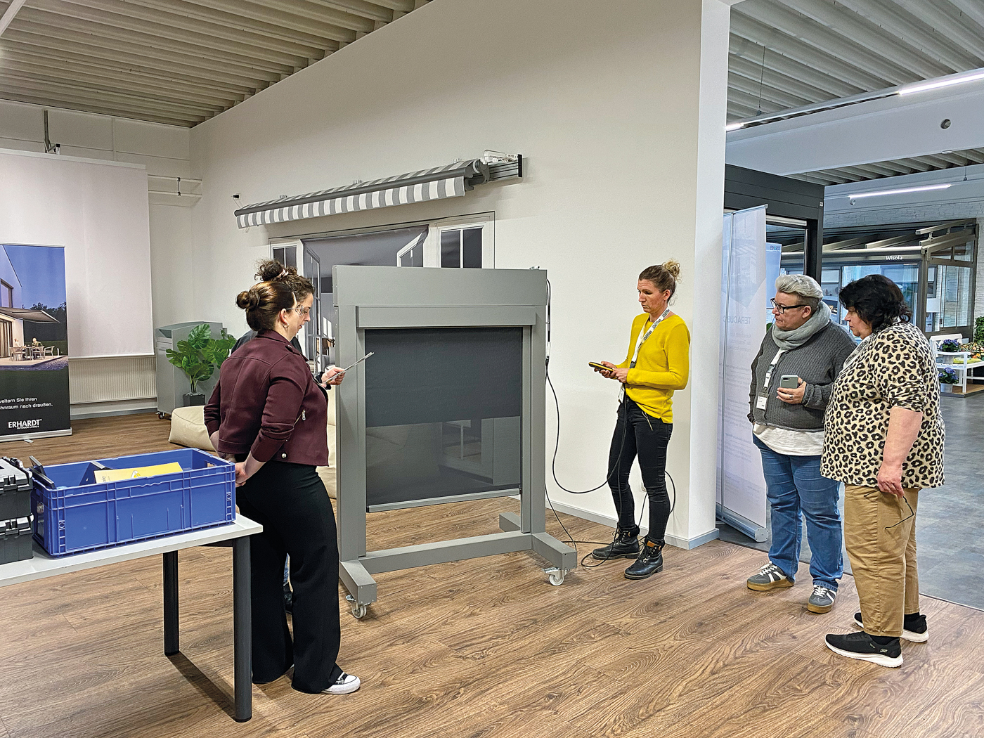 Auch das Programmieren von Handsendern und das Einstellen von Endlagen wurde von den Teilnehmerinnen direkt praktisch angewendet. Foto: © Erhardt