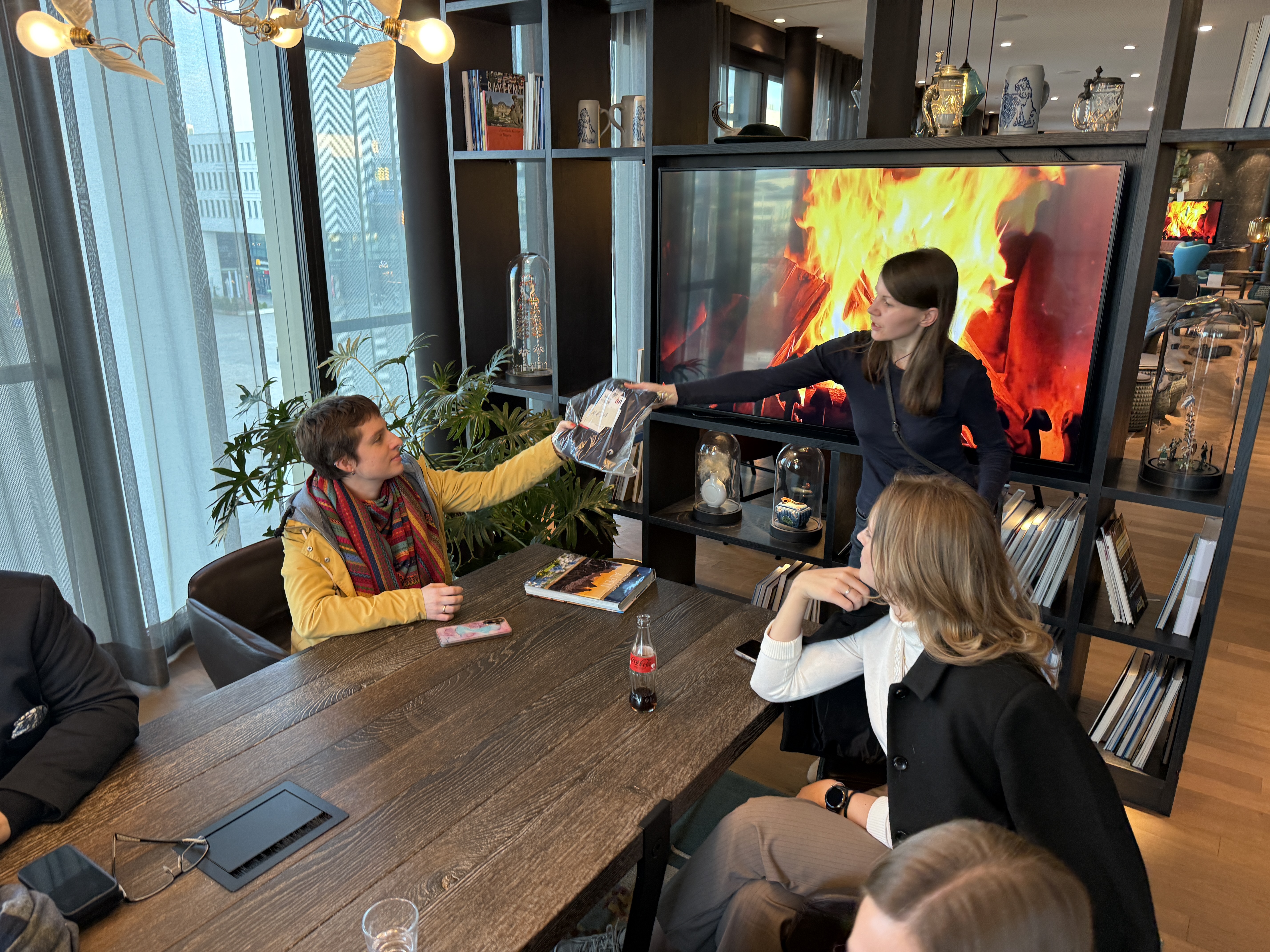 Projektleiterin Maren (r.) &uuml;bergibt Kandidatin Thea (l.) ihr B&uuml;hnenshirt. Foto: © Wolfgang Weitzdörfer
