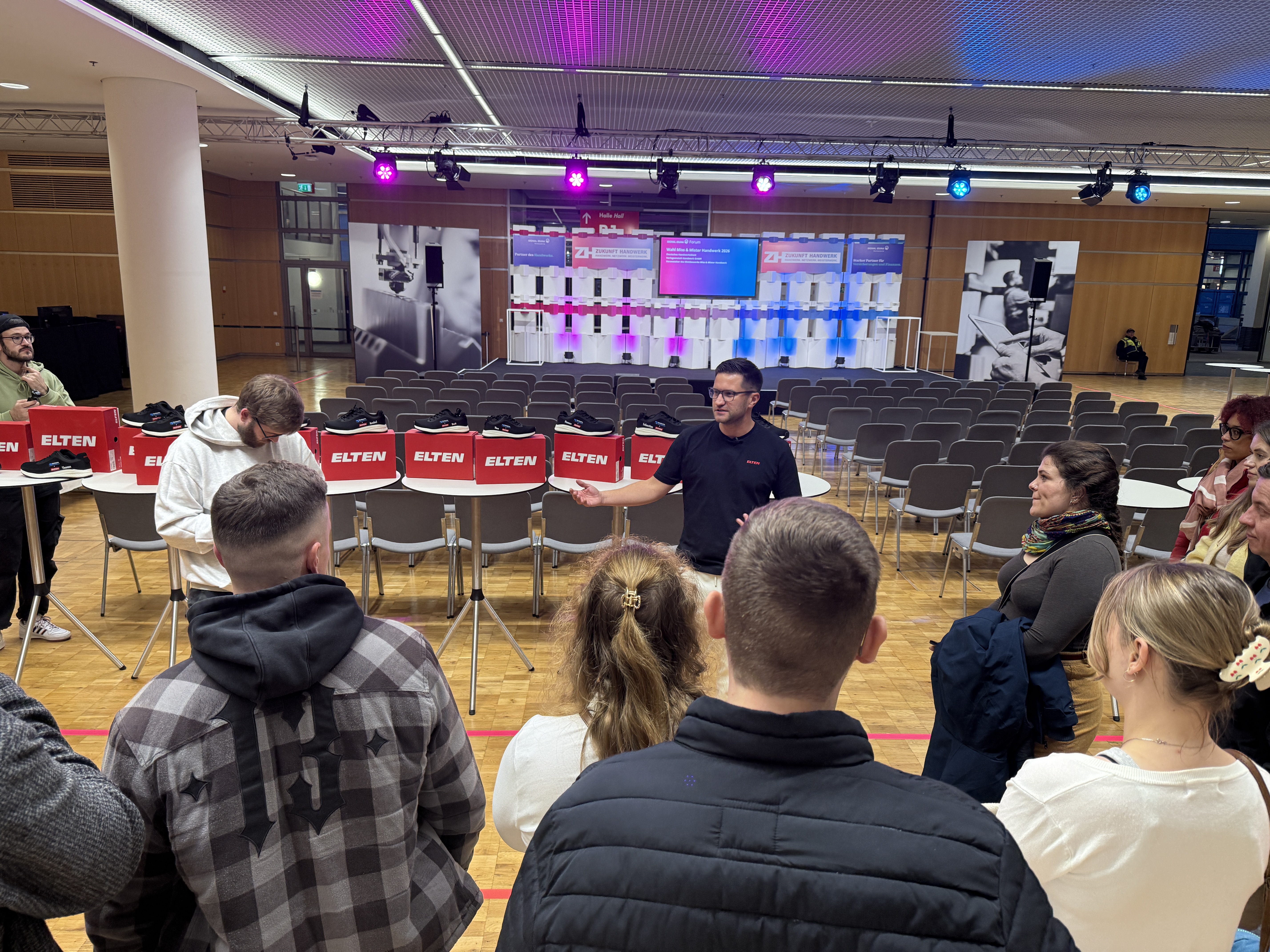 Daniel Bl&uuml;mel von Sponsor Elten verteilt die Schuhe an die Finalistinnen und Finalisten. Foto: © Wolfgang Weitzdörfer