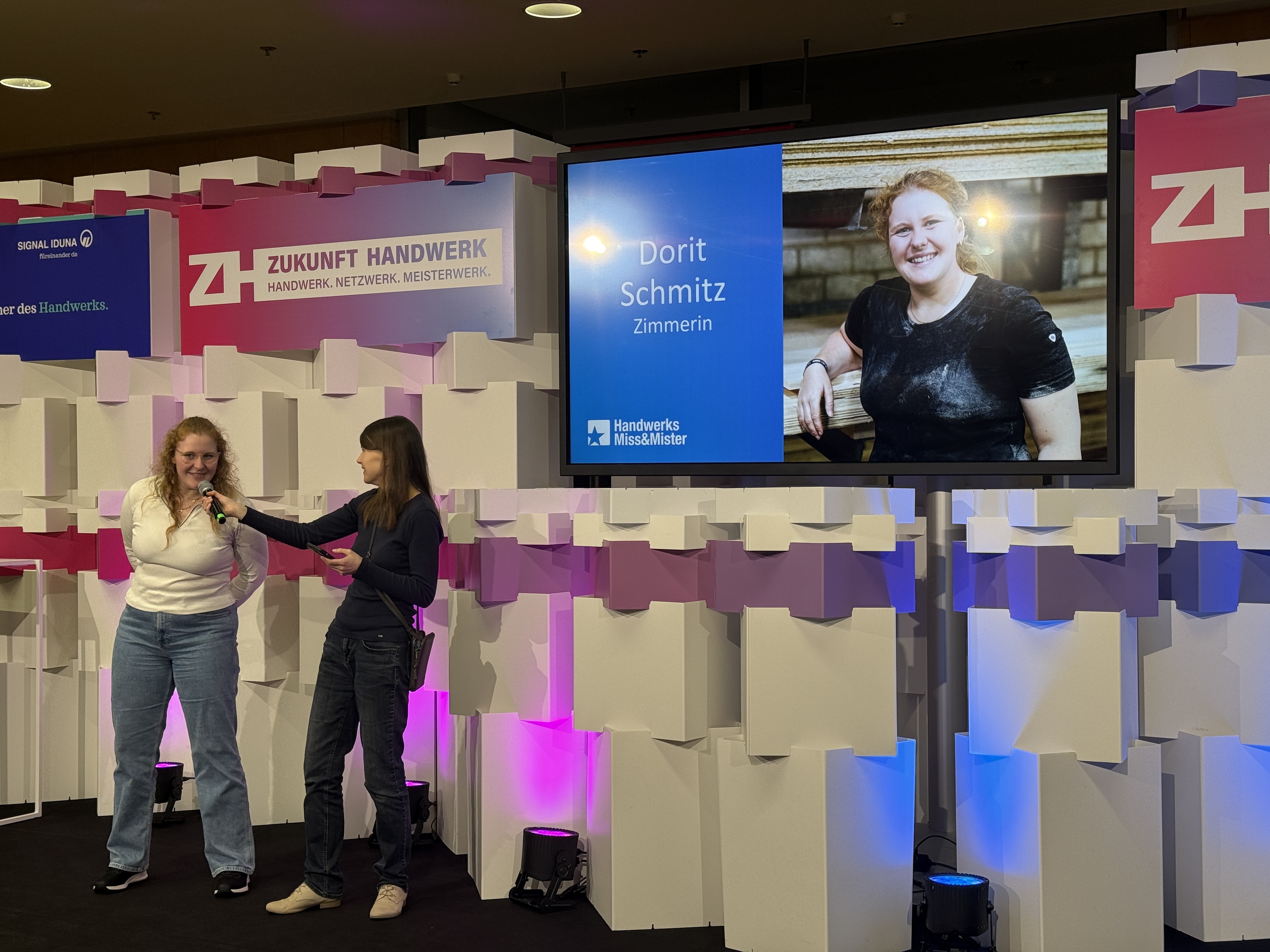 Zimmerin und Kandidatin Dorit zusammen mit Interimsmoderatorin Maren auf der B&uuml;hne. Foto: © Wolfgang Weitzdörfer 