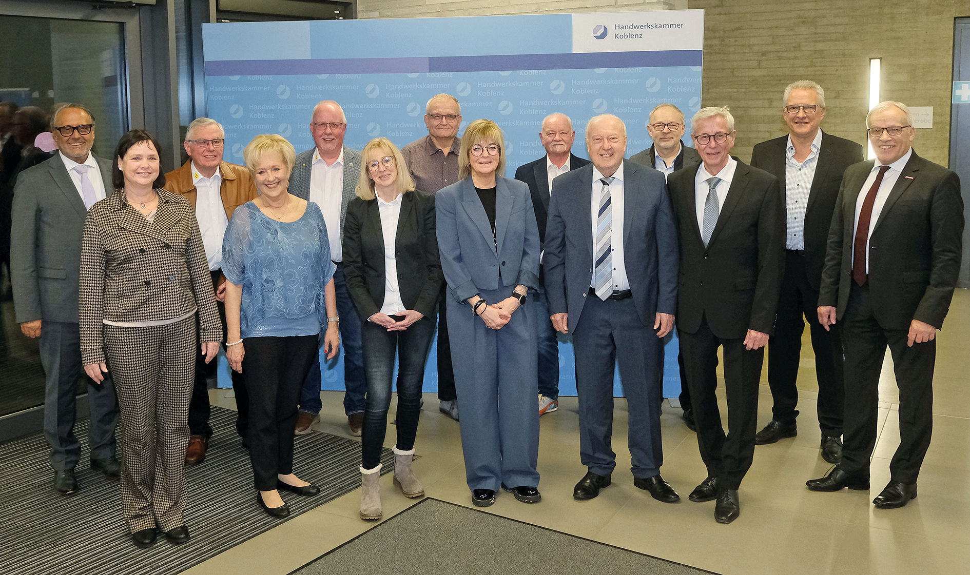 HwK-Hauptgesch&auml;ftsf&uuml;hrer Ralf Hellrich (links) und HwK-Pr&auml;sident Kurt Krautscheid (rechts) zusammen mit den Ehrennadeltr&auml;gern, die f&uuml;r ihr 15- oder sogar 25-j&auml;hriges ehrenamtliches Engagement ausgezeichnet wurden. Foto: © Michael Jordan