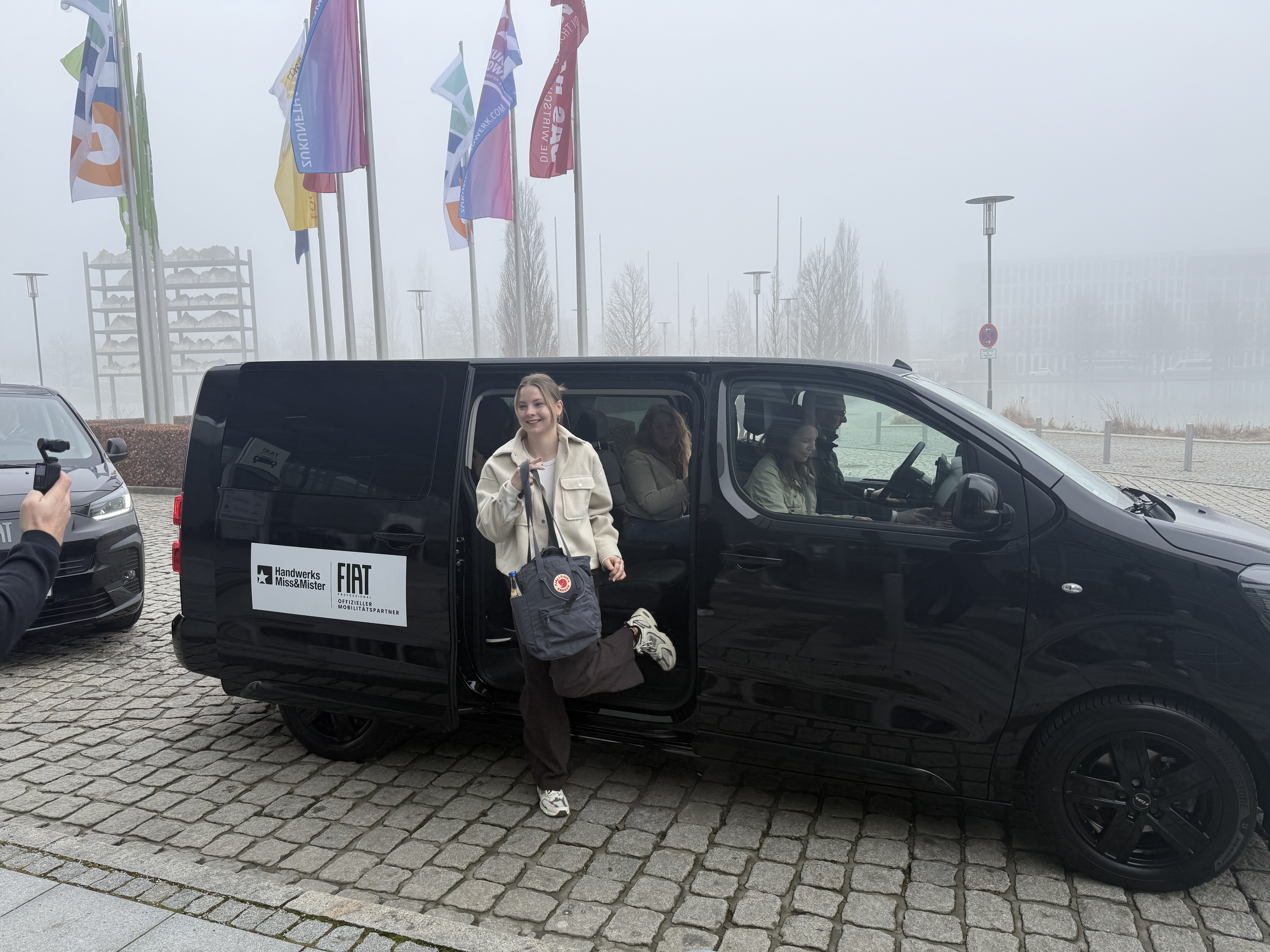 Tischler-Azubine Anabel kommt mit ihren Kolleginnen und Kollegen im FIAT-Bus an der Messehalle an. Foto: © Wolfgang Weitzdörfer