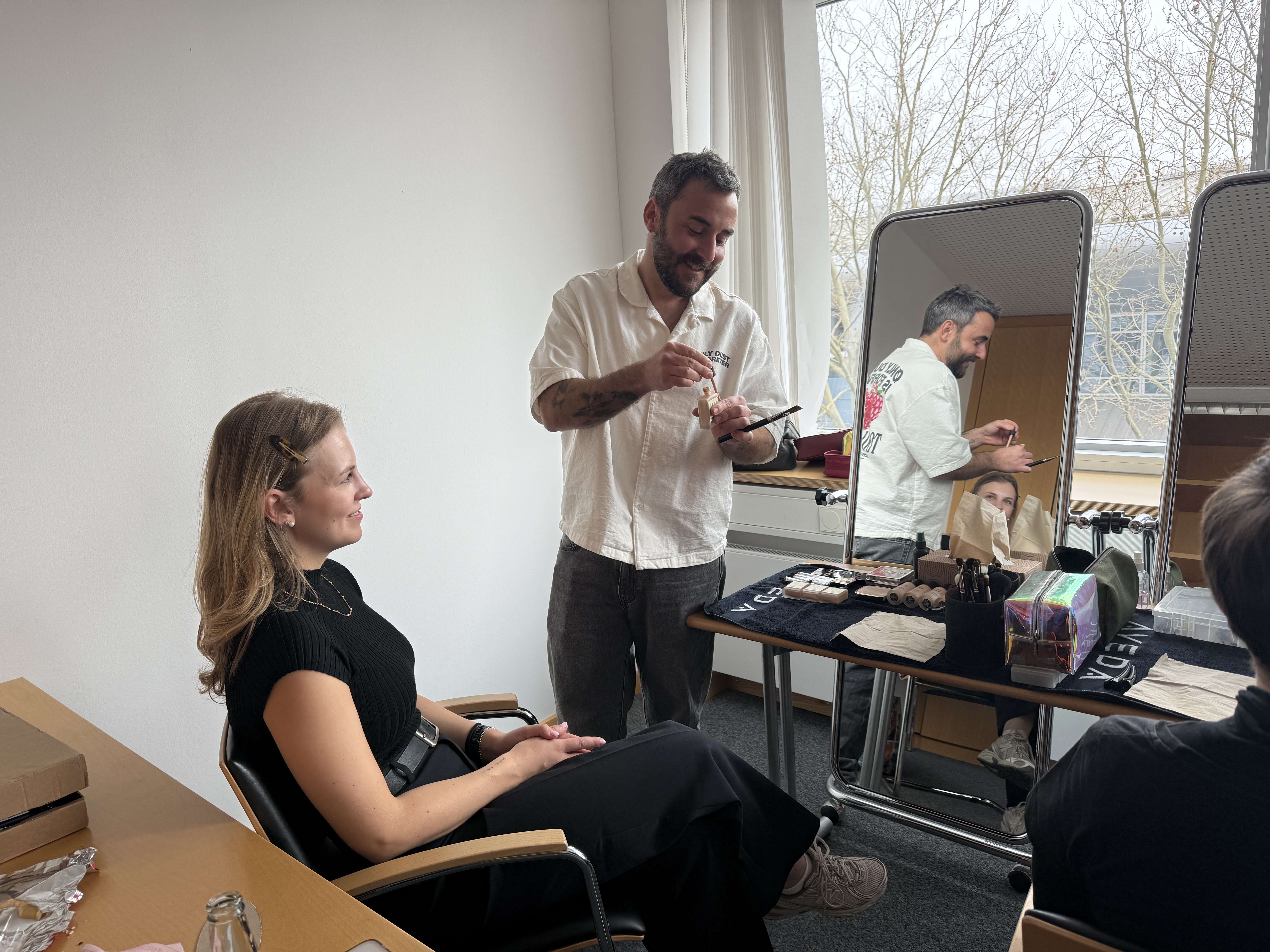 Emily ist die erste Kandidatin, die von Make-up Artist Cristoph Gambeck auf die Wahl vorbereitet wird. Foto: © Wolfgang Weitzdörfer 