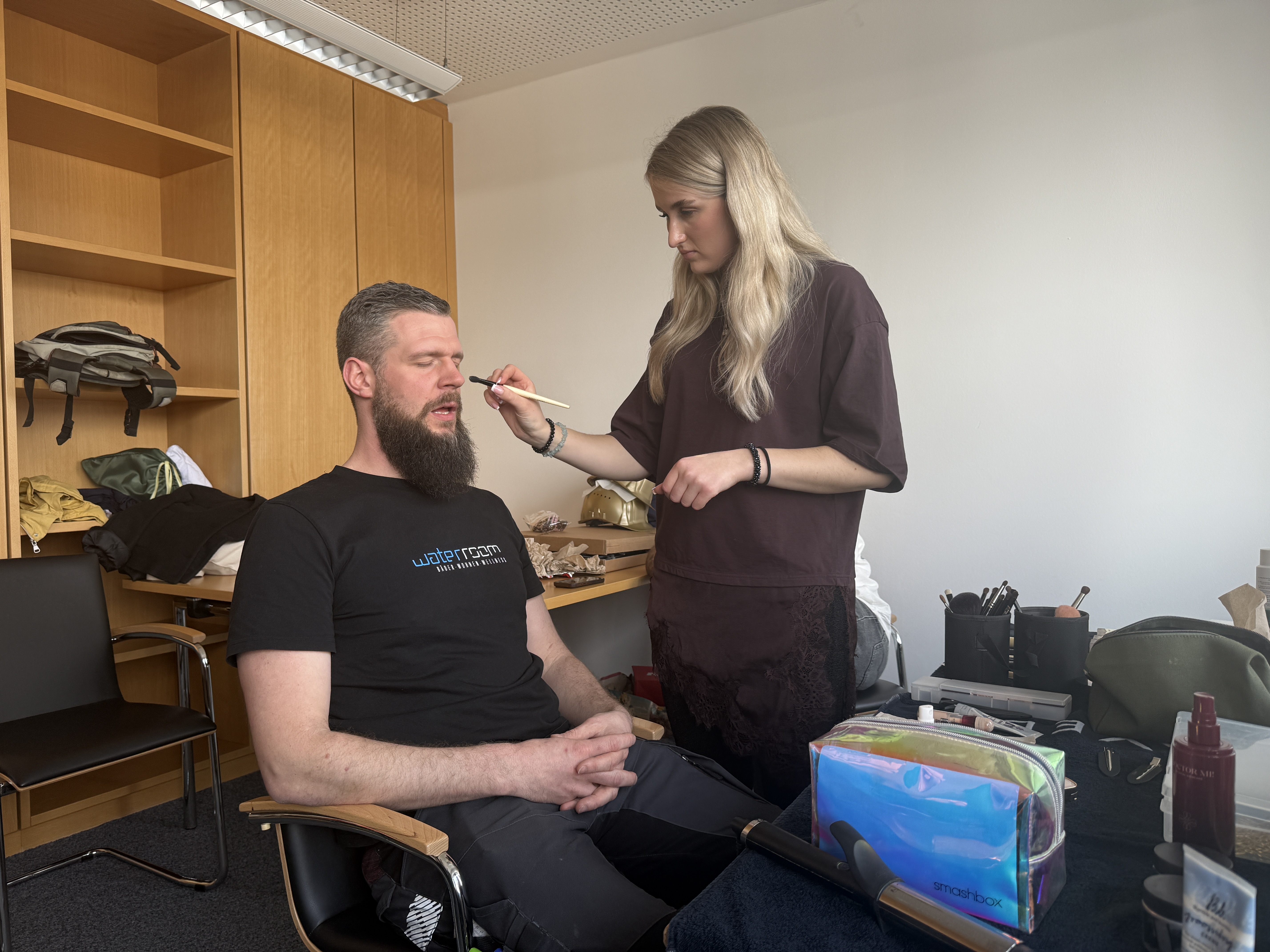 Fliesen-, Platten- und Mosaikleger Danilo in der Maske mit Cyntia, der Mitarbeiterin von Cristoph Gambeck. Foto: © Wolfgang Weitzdörfer