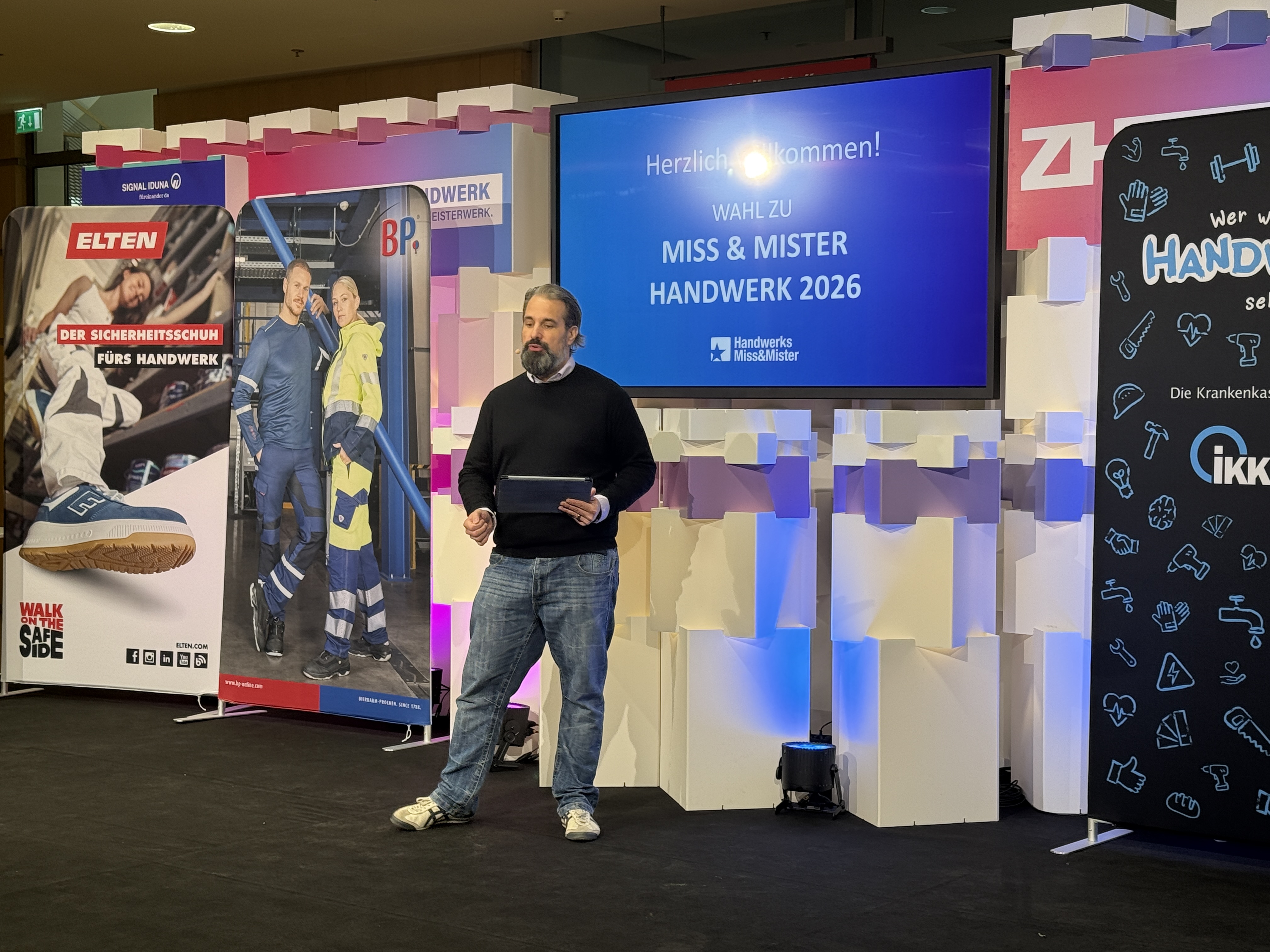 Jan C. K&uuml;ster f&uuml;hrt durch die Wahl Foto: © Wolfgang Weitzdörfer