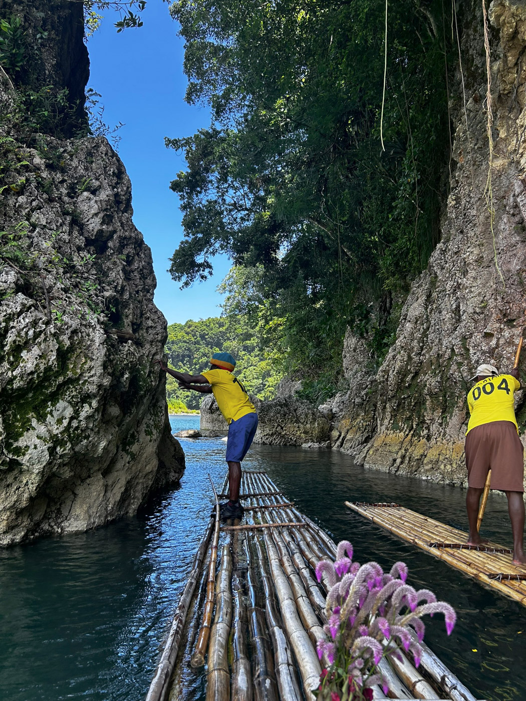 Erfahrene Kapit&auml;ne lotsen die Bambusboote geschickt an den Felsen auf dem Rio Grande vorbei. Foto: © DHB