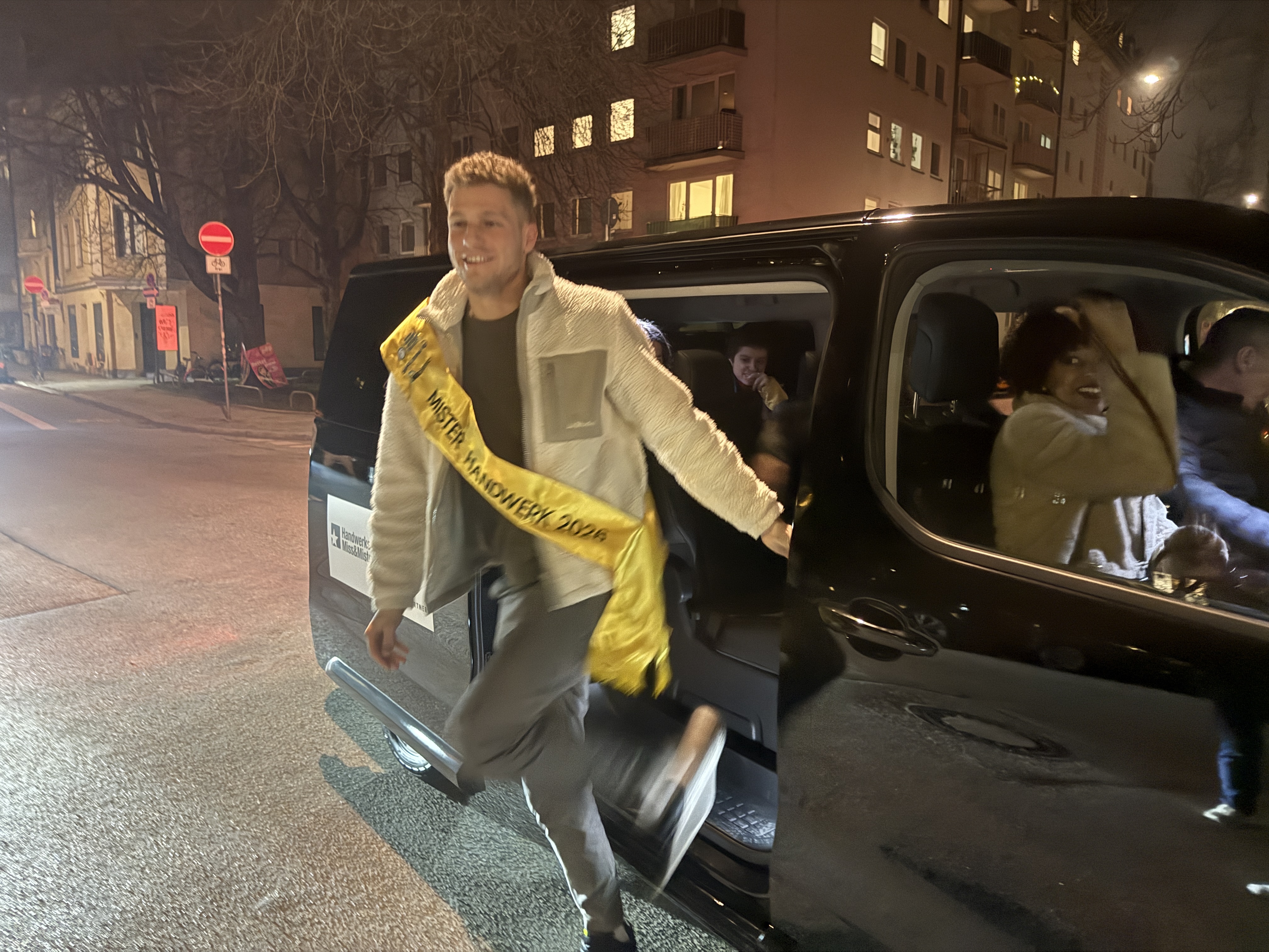 Ankunft bei der After-Wahl-Party von Mister Handwerk 2026 Maximilian Buerger. Foto: © Wolfgang Weitzdörfer