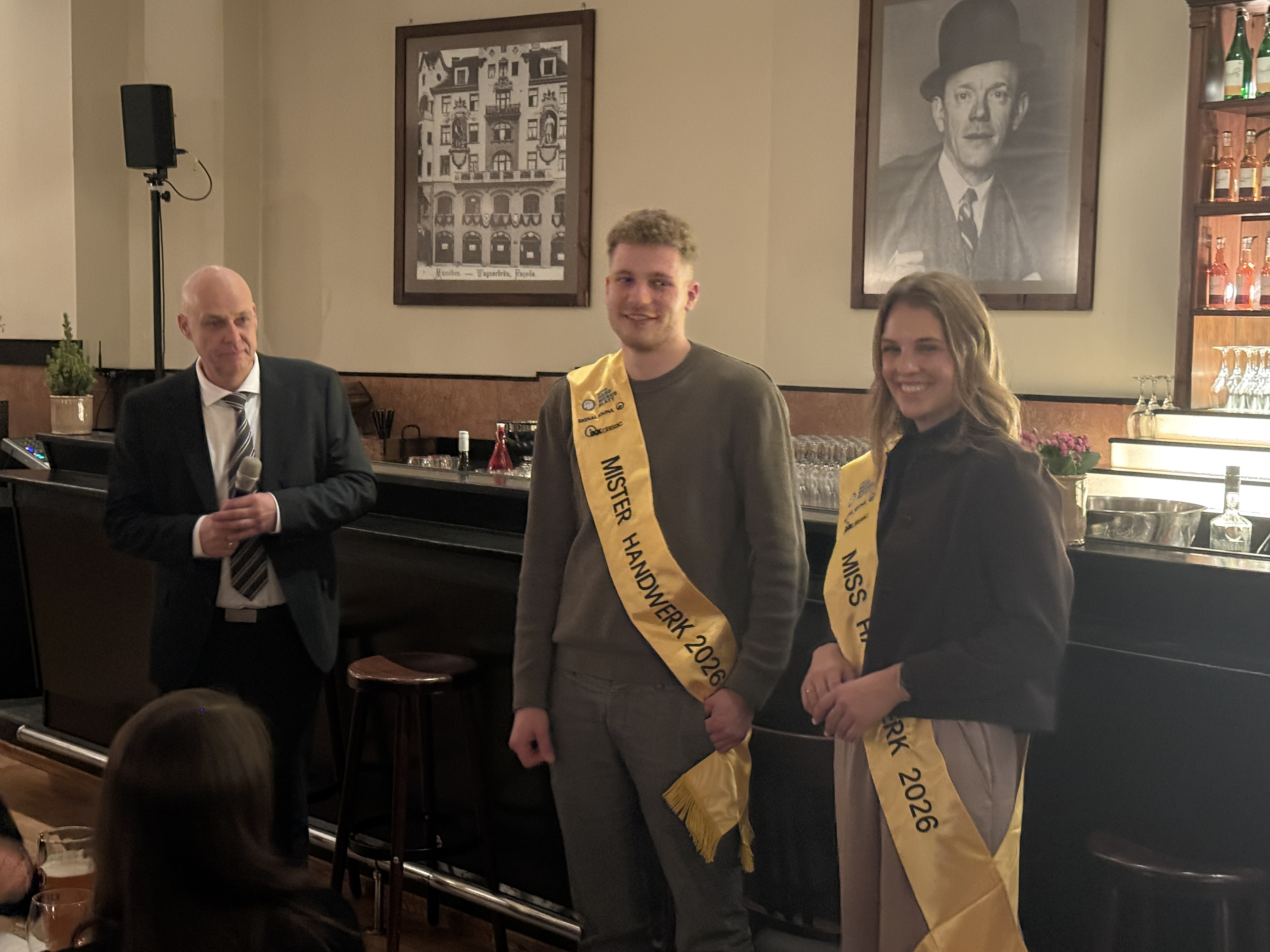 Dr. R&uuml;diger Gottschalk (l.), Gesch&auml;ftsf&uuml;hrer der Verlagsanstalt Handwerk, mit Miss und Mister Handwerk 2026, Emily Maichle und Maximilian Buerger. Foto: © Wolfgang Weitzdörfer