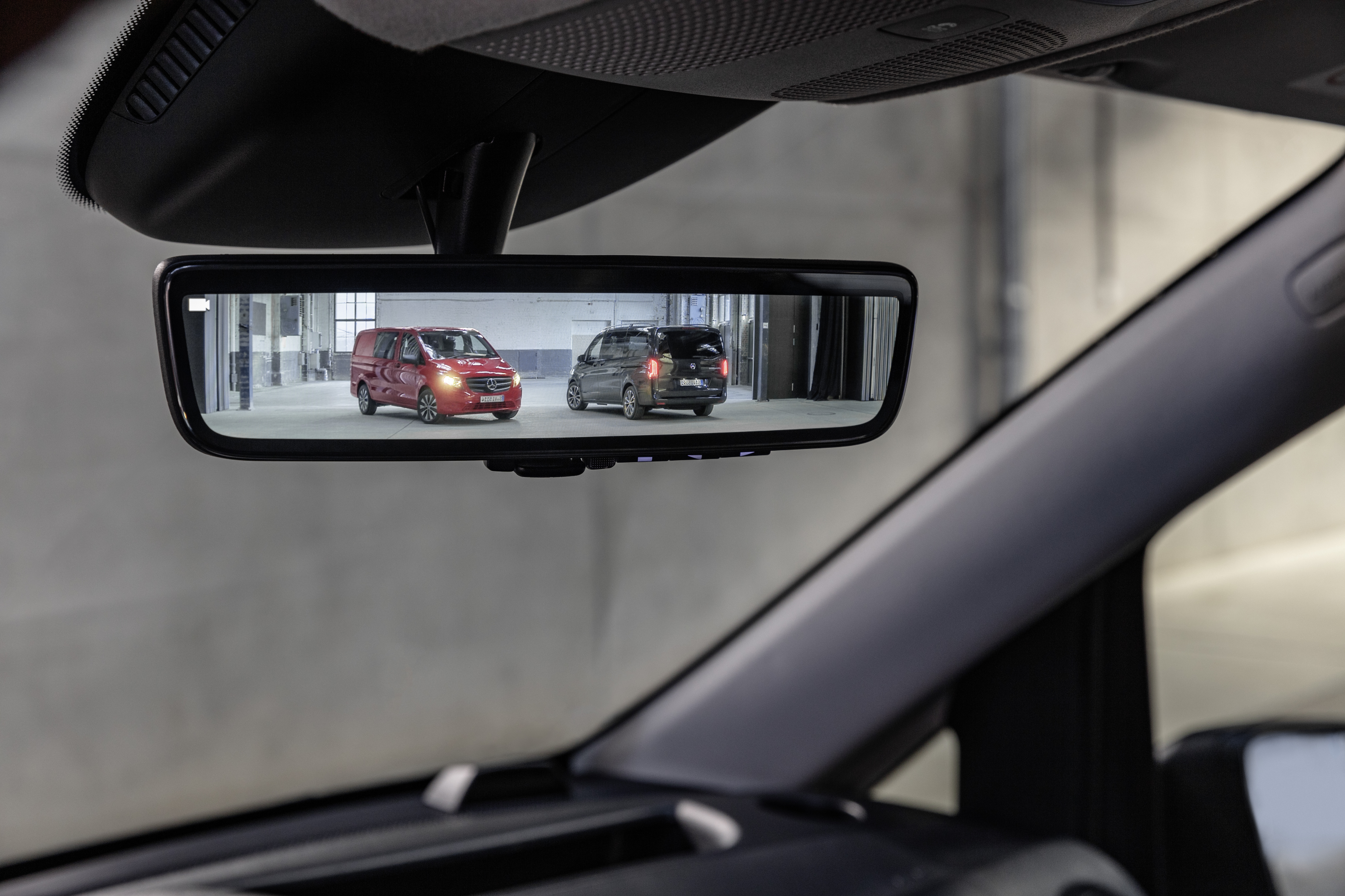 Mit dem digitalen Innenspiegel hat der Fahrer auch bei dachhoher Beladung einen freien Blick nach hinten. Foto: © Mercedes-Benz