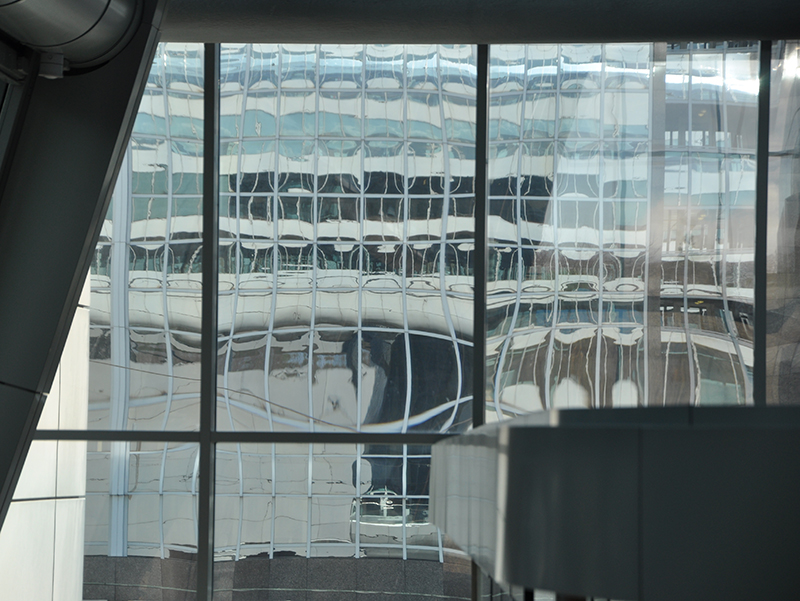 Bild 2: Extreme optische Verzerrungen in der Durchsicht von innen nach außen. Foto: © Dr.-Ing. Herbert Schreiner