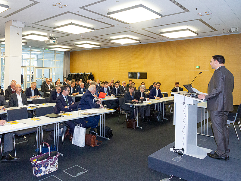 FVSB-Vorsitzender Karl Kristian Woelm begrüßte die Teilnehmer zum Branchentreff in Frankfurt. Foto: © FVSB