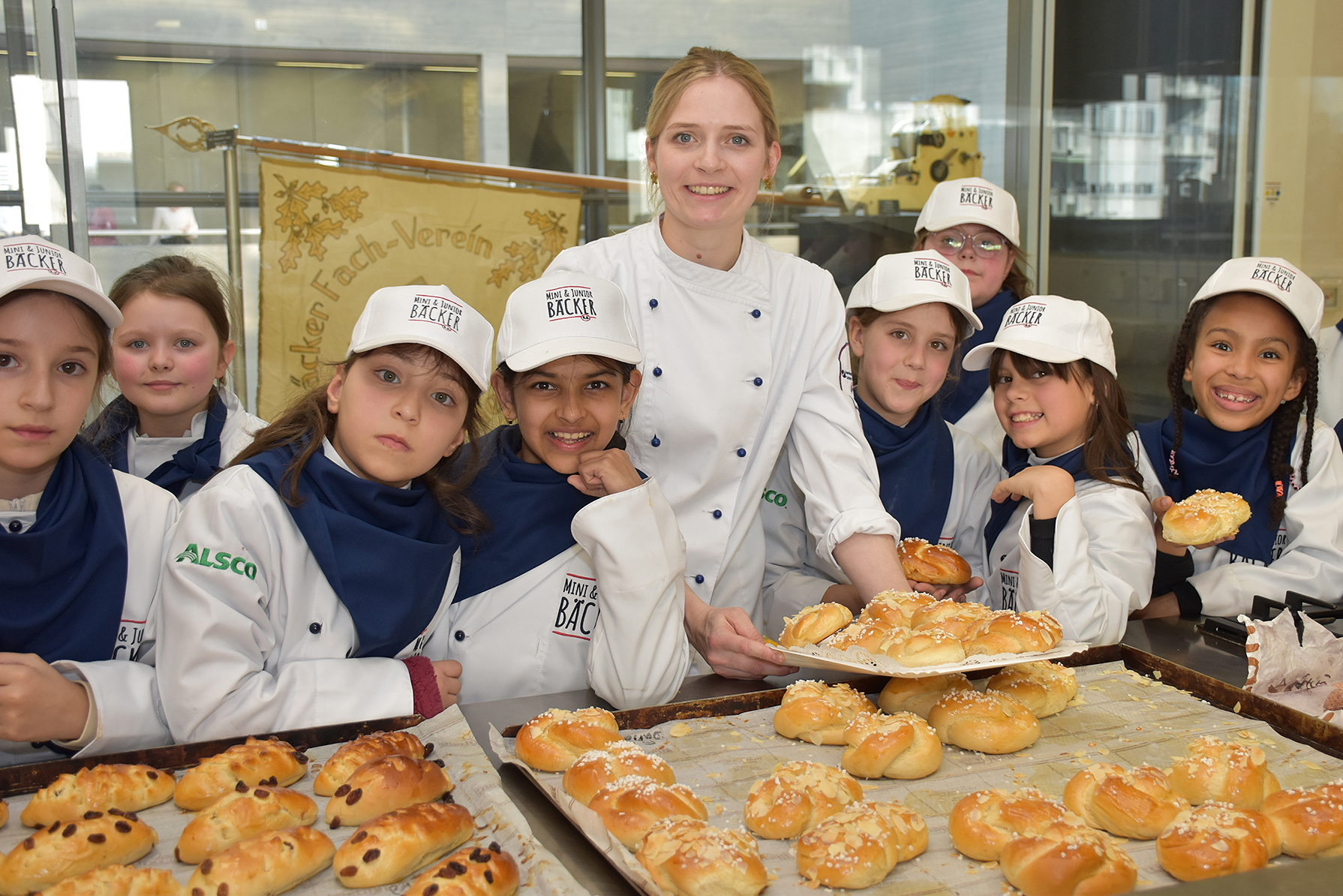 Angeleitet von den HwK-Ausbildern &ndash; hier Rowena Redwanz &ndash; produzierten die Mini & Junior-B&auml;cker mit gro&szlig;er Begeisterung unter anderem leckeres Hefegeb&auml;ck, das sie dann mit viel Hingabe dekorierten. Foto: © HwK Koblenz/Diester