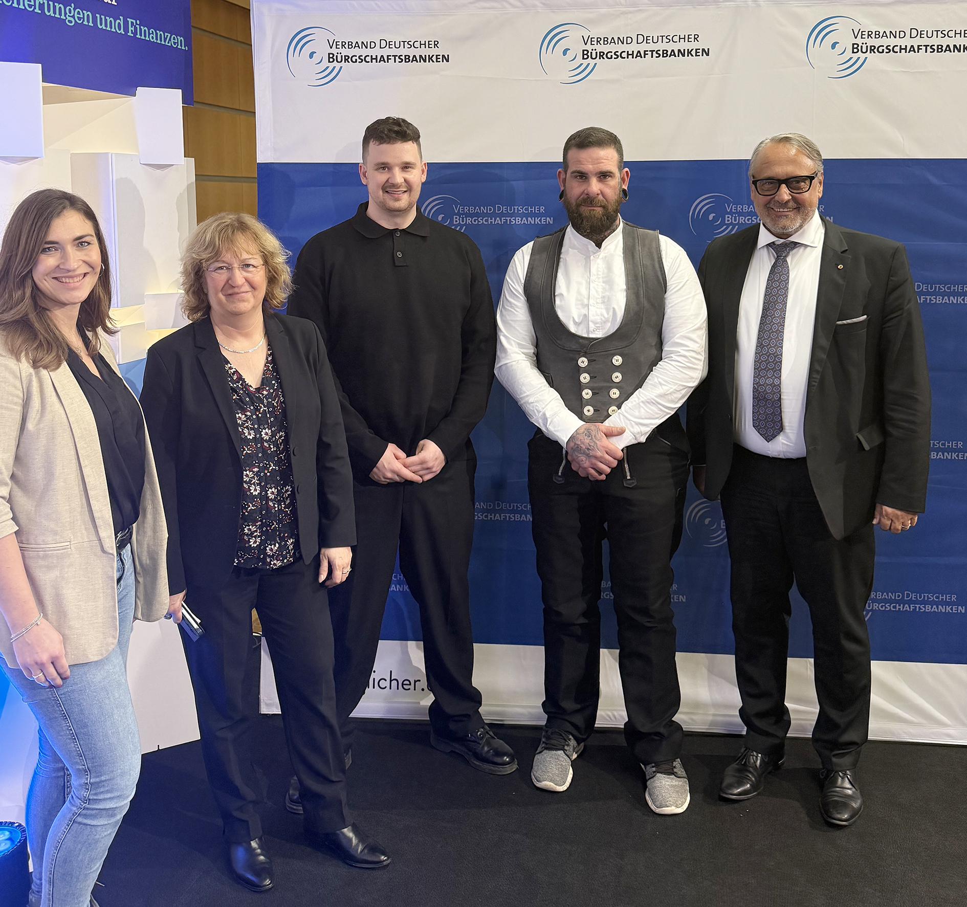 Zu den Gratulanten der BLS GmbH geh&ouml;rte Ralf Hellrich, Hauptgesch&auml;ftsf&uuml;hrer der Handwerkskammer Koblenz (r.) Foto: © HwK Koblenz
