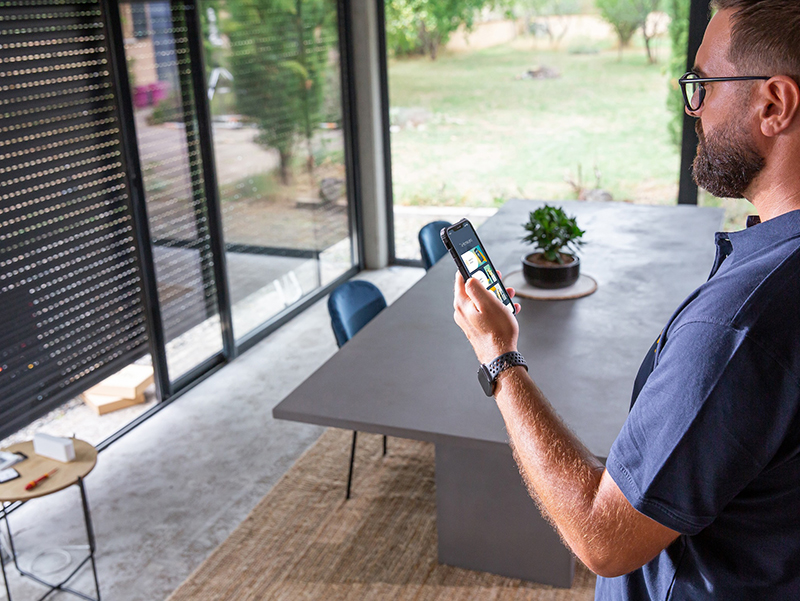 Die TaHoma Pro-App f&uuml;hrt Schritt f&uuml;r Schritt durch die Installation und alle notwendigen Einstellungen und sorgt f&uuml;r eine deutliche Entlastung im Arbeitsalltag. Foto: © Somfy