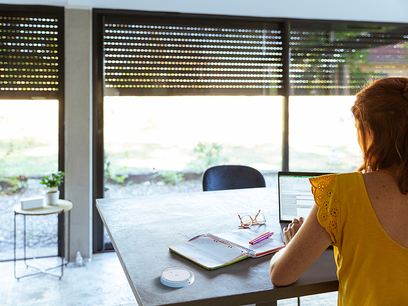 Mit smarten Sonnenschutzl&ouml;sungen von Somfy profitieren Endkunden von deutlichen Energieeinsparungen und einem ganzj&auml;hrig angenehmen Wohnklima. Foto: © Somfy