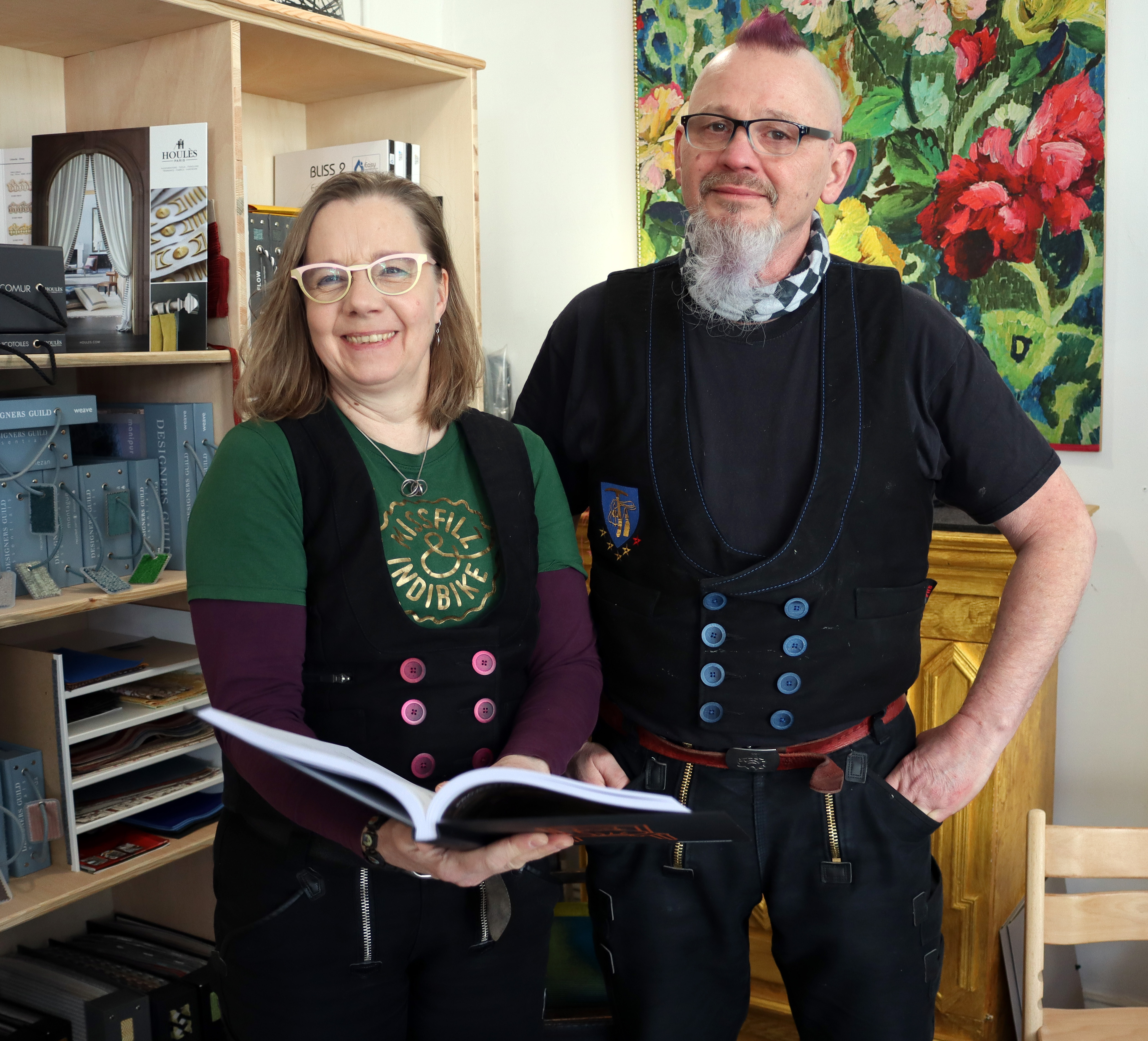 Silke Peukert und ihr Mann Uwe Weis machen auch viele Projekte gemeinsam. Zum Beispiel haben sie im Auftrag der Denkmalstiftung Walder Kirche e.V. zusammen mit einer M&ouml;belschreinerei und zwei weiteren Unternehmen die komplette Bestuhlung der Kirche erneuert. Foto: © Kirsten Freund